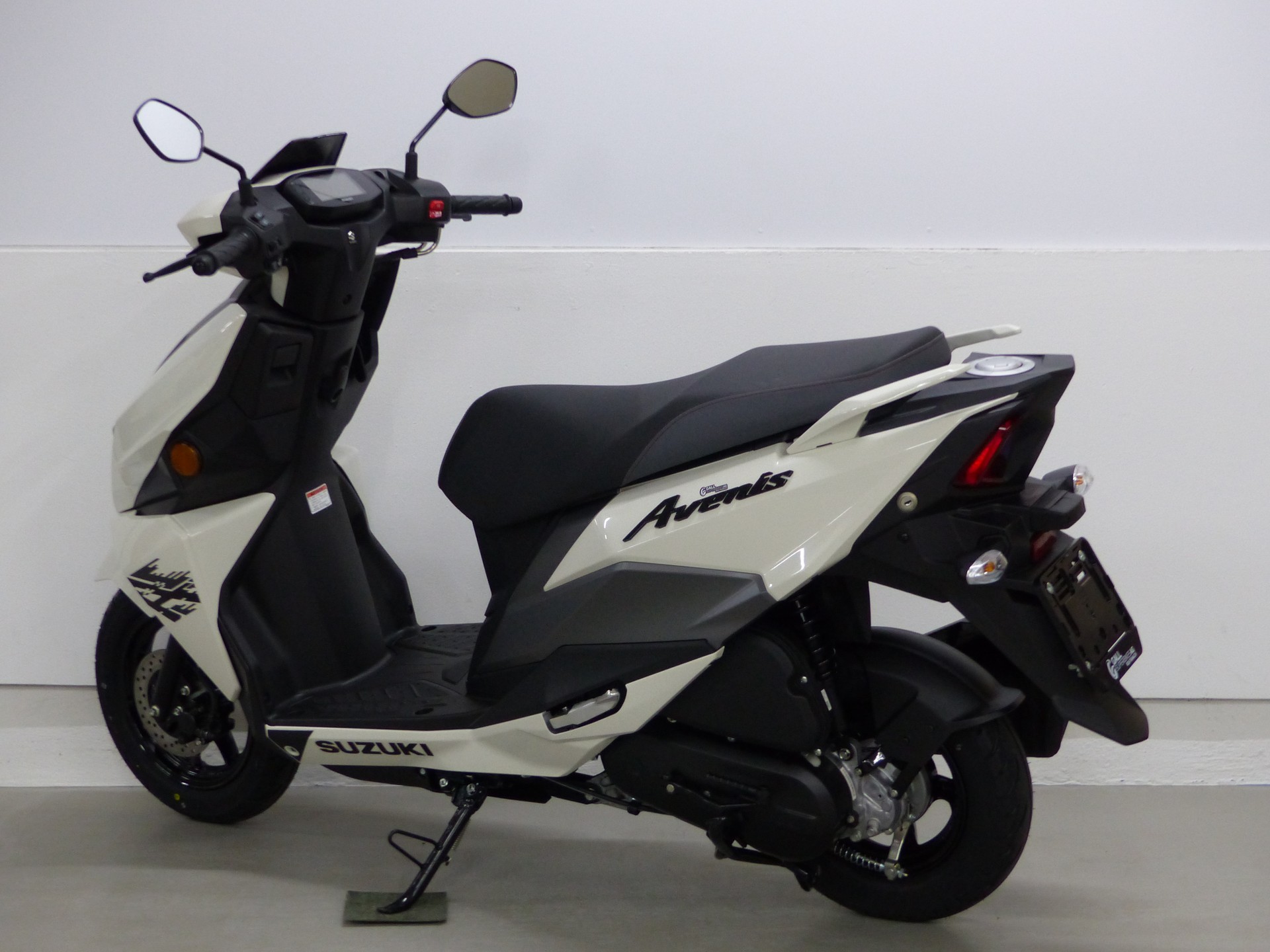 SUZUKI UN 125 Avenis-showroom-element-3