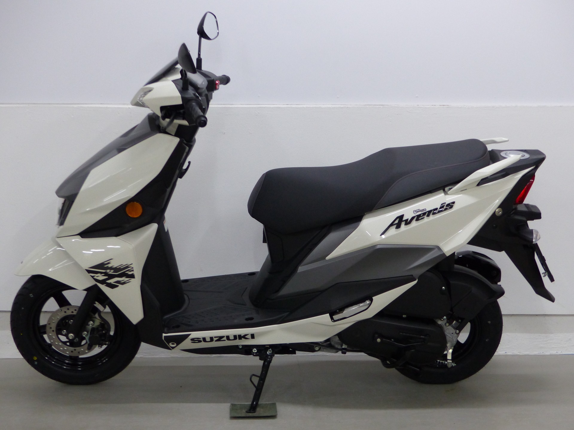 SUZUKI UN 125 Avenis-showroom-element-2