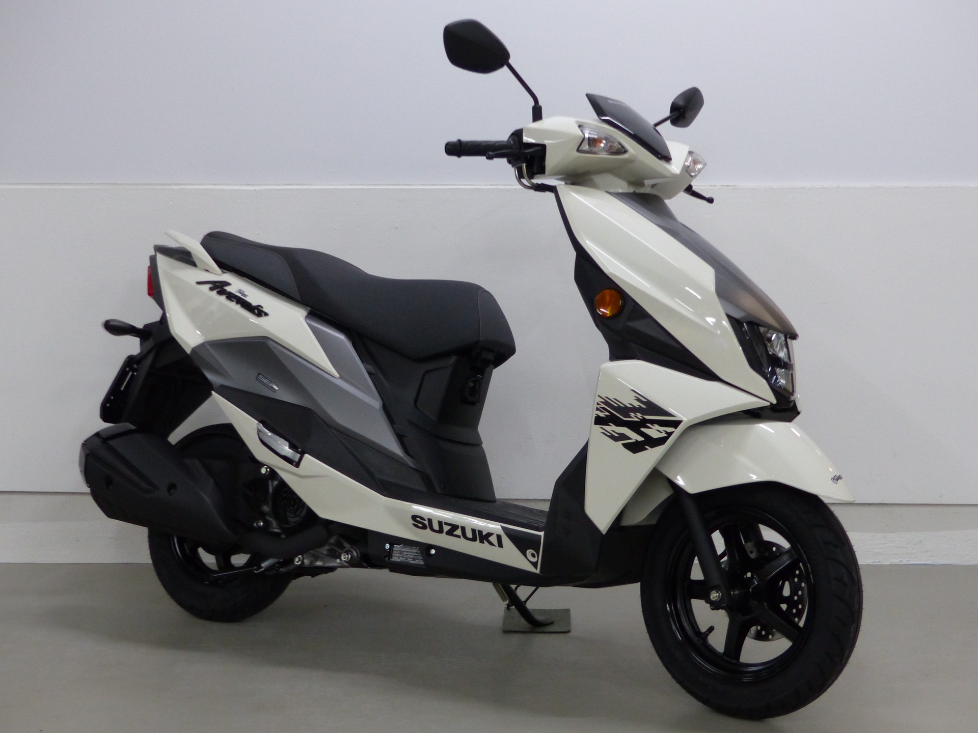 SUZUKI UN 125 Avenis-showroom-element-1