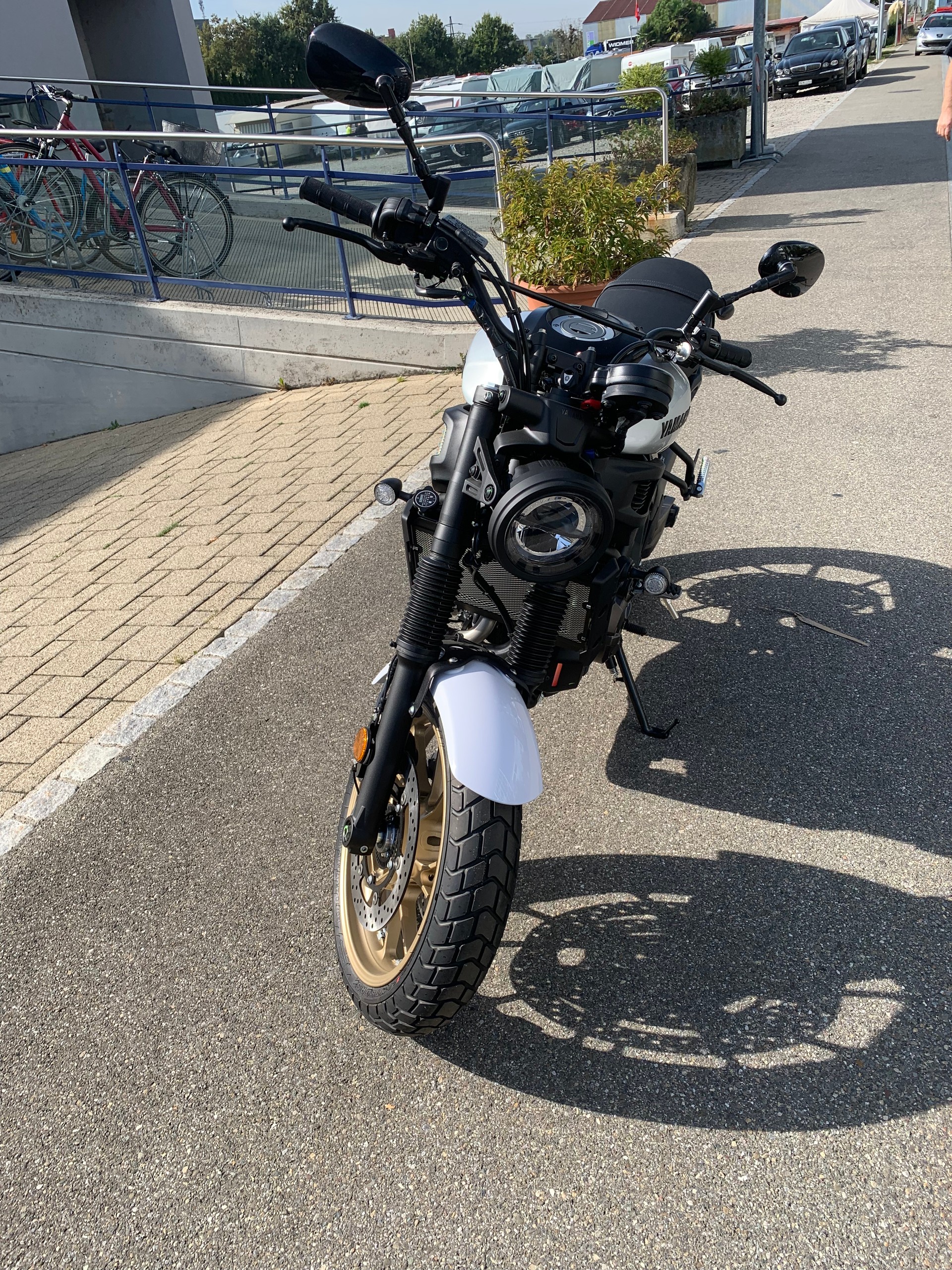 YAMAHA XSR 700-showroom-element-1