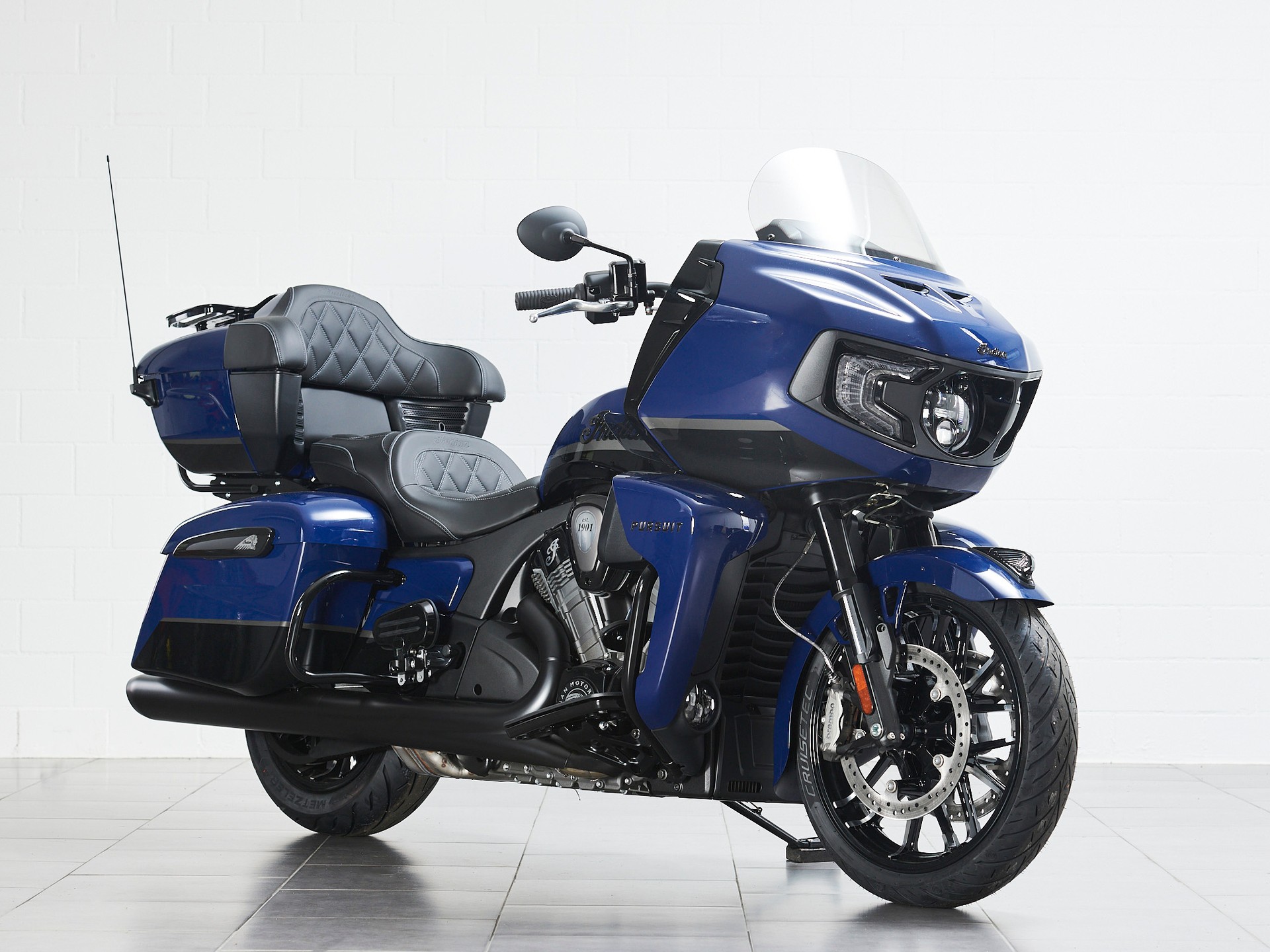 INDIAN Pursuit Dark Horse-showroom-element-1