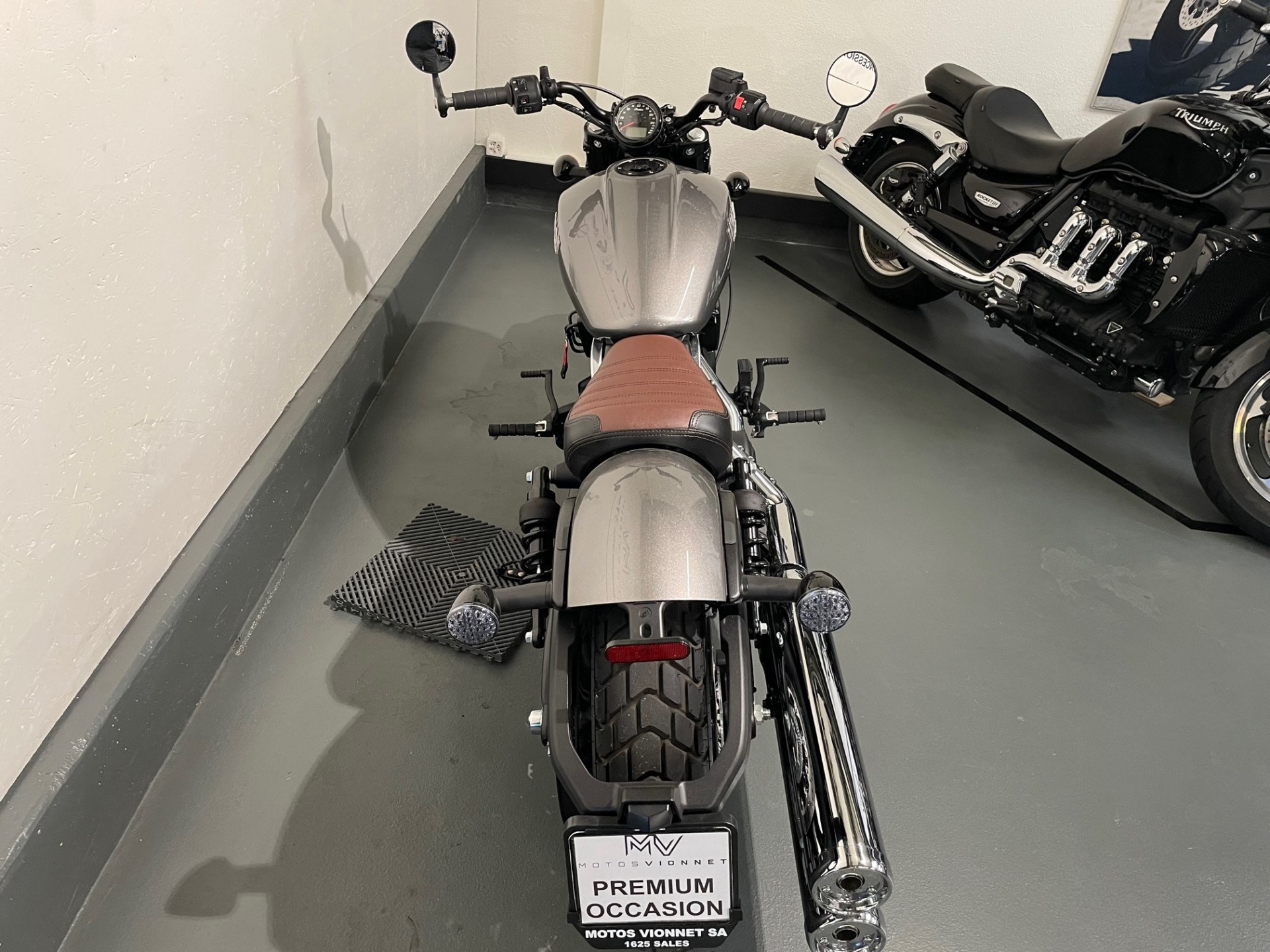INDIAN Scout Bobber-showroom-element-3