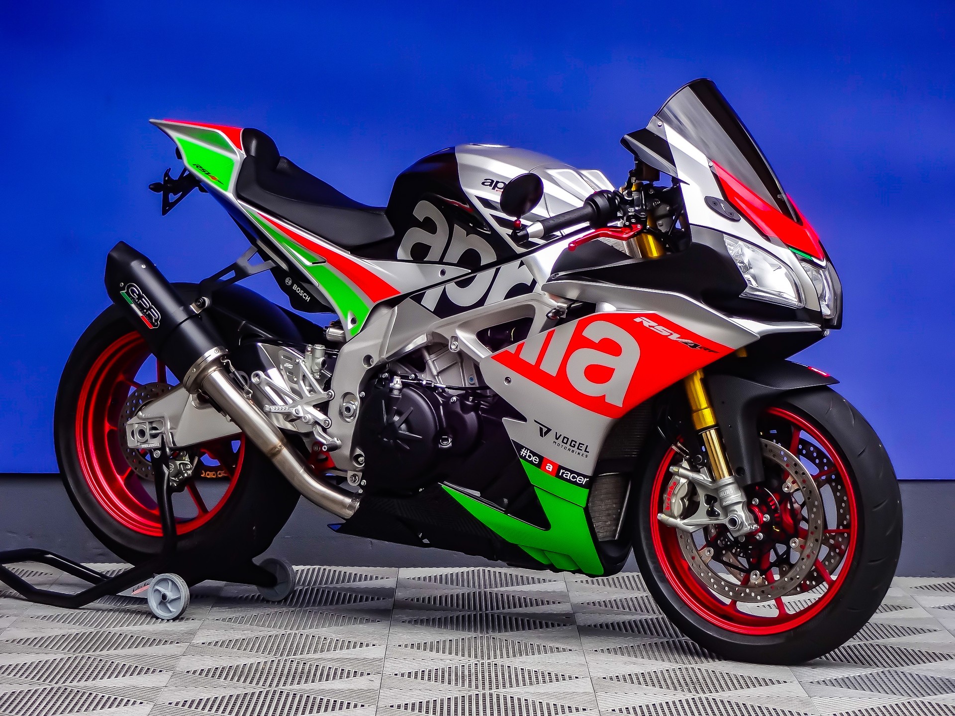 APRILIA RSV4 RF-showroom-element-1