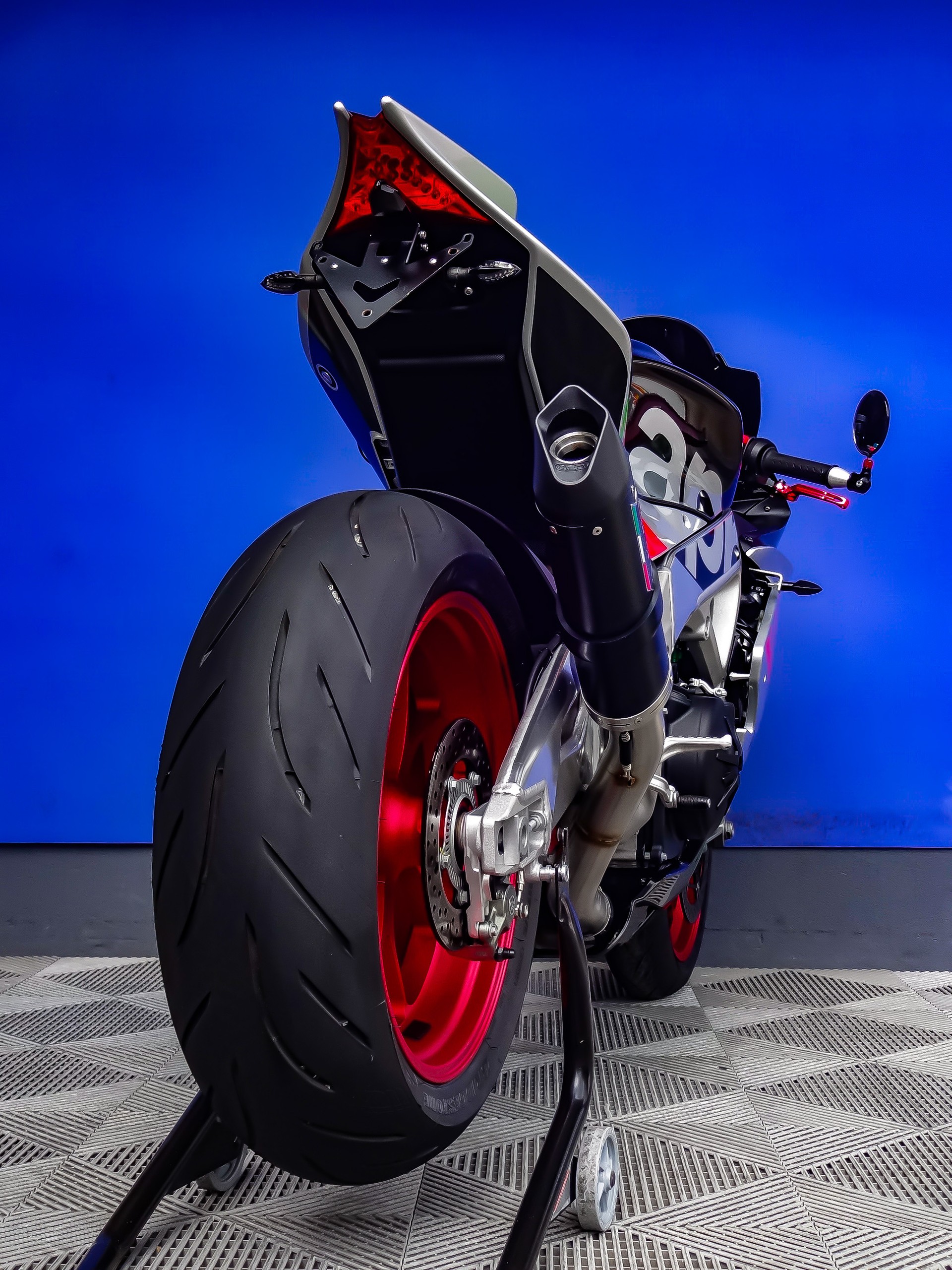 APRILIA RSV4 RF-showroom-element-3