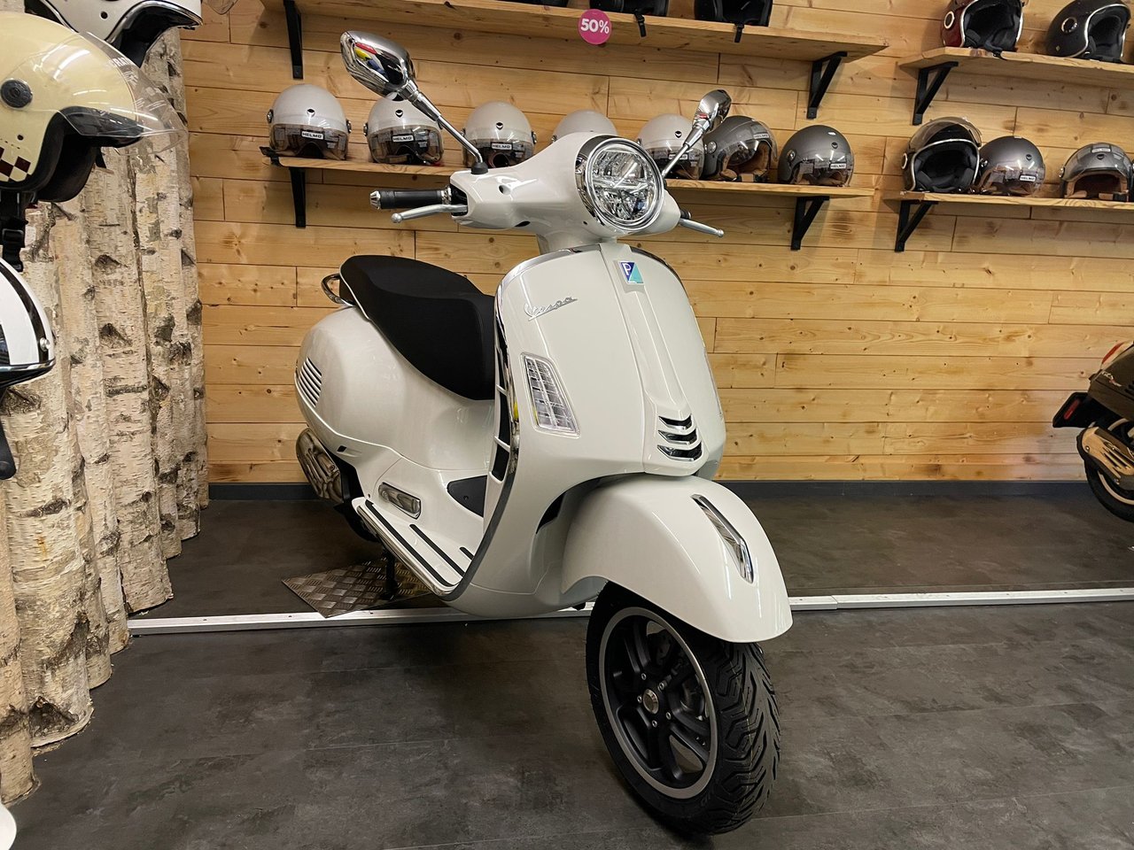 PIAGGIO Vespa GTS 125 Super RST E5+-showroom-element-3