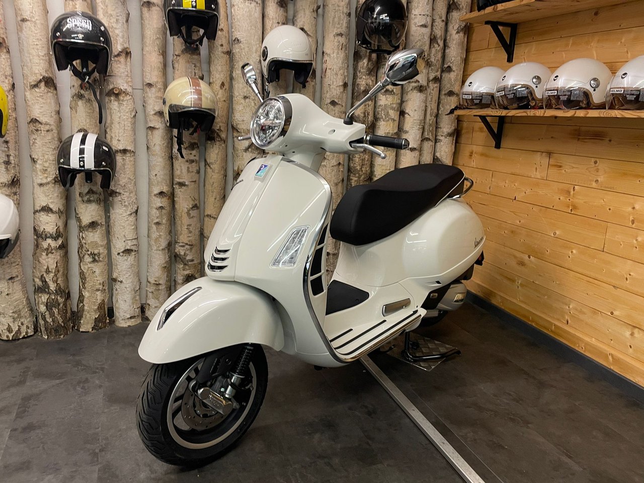 PIAGGIO Vespa GTS 125 Super RST E5+-showroom-element-1