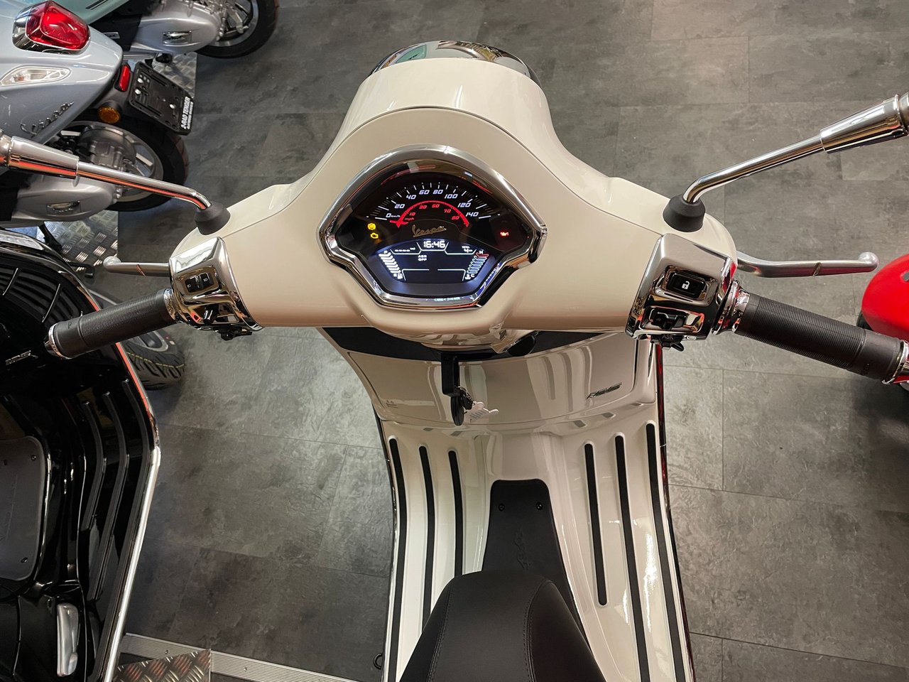 PIAGGIO Vespa GTS 125 Super RST E5+-image-4