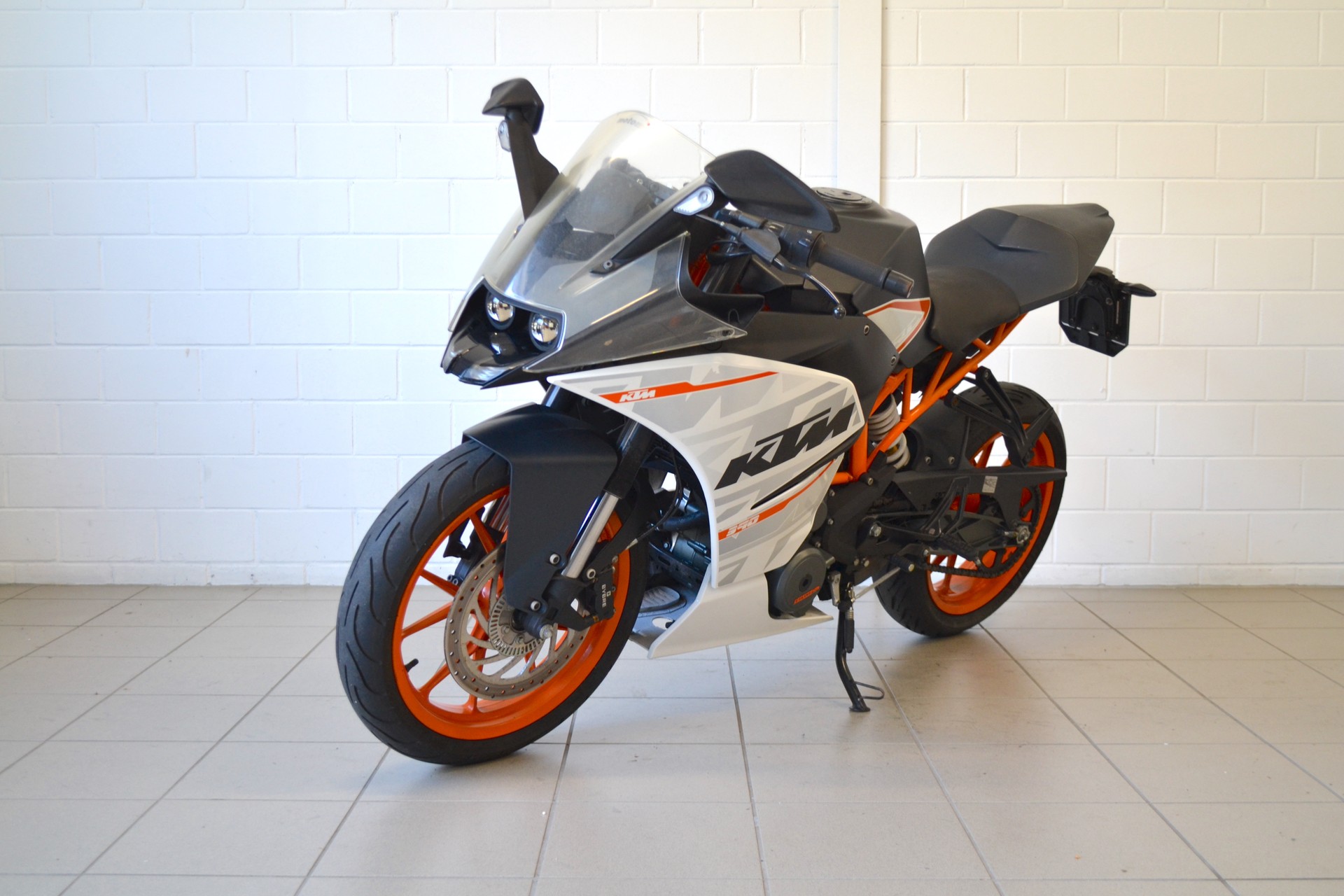KTM RC 390 ABS-showroom-element-1