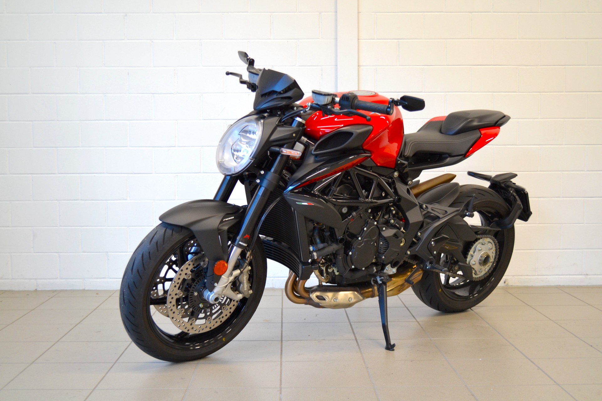 MV AGUSTA B3 Brutale 800 Rosso-showroom-element-1