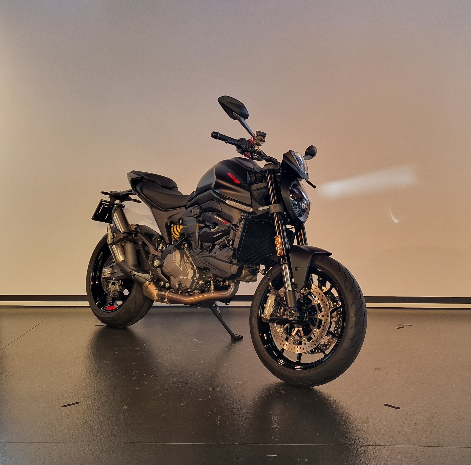 DUCATI Monster + 937 Dark Staealth-showroom-element-2