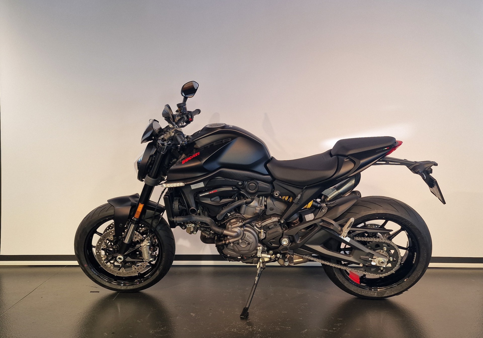 DUCATI Monster + 937 Dark Staealth-showroom-element-1