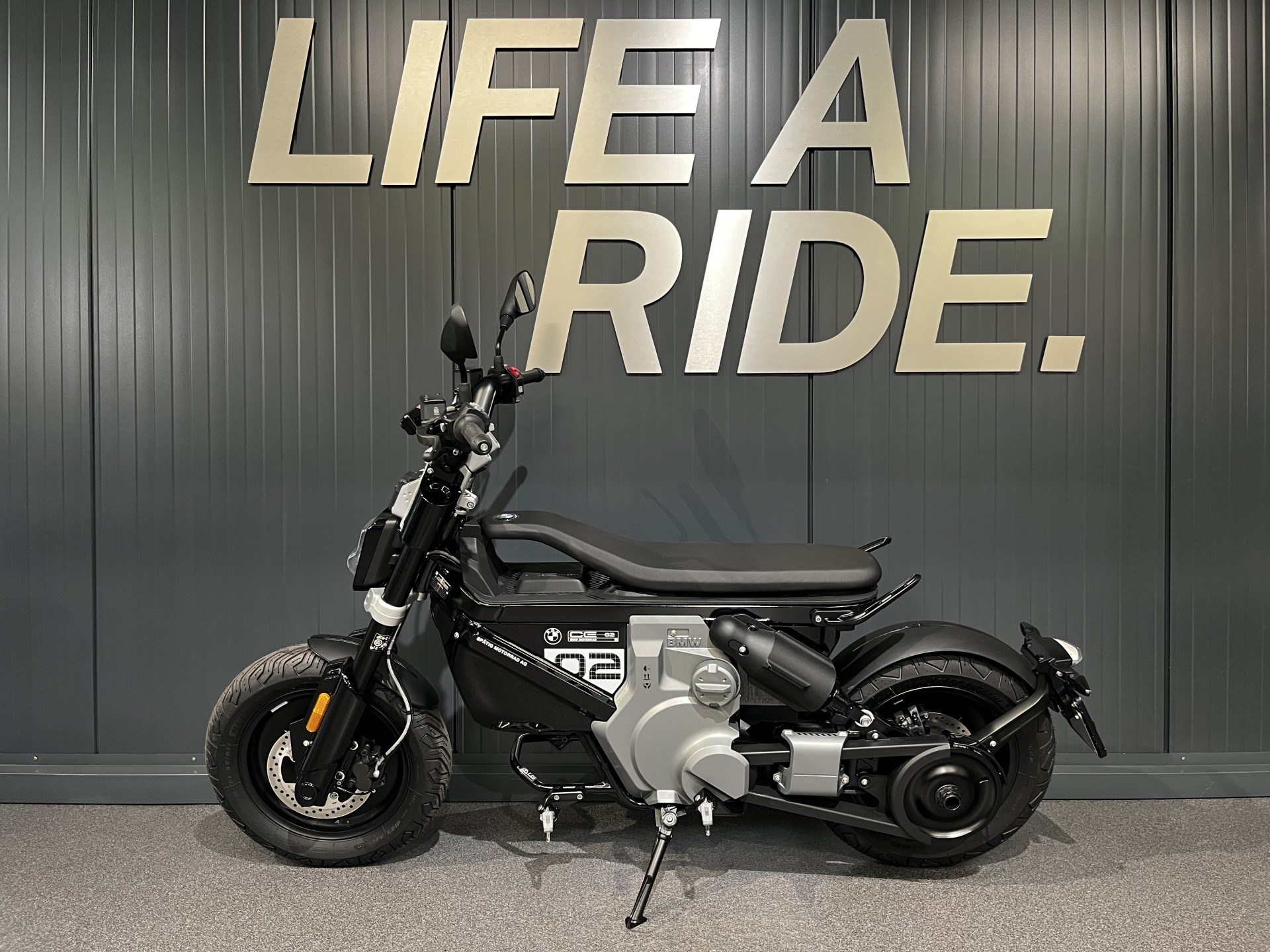BMW CE 02-showroom-element-2