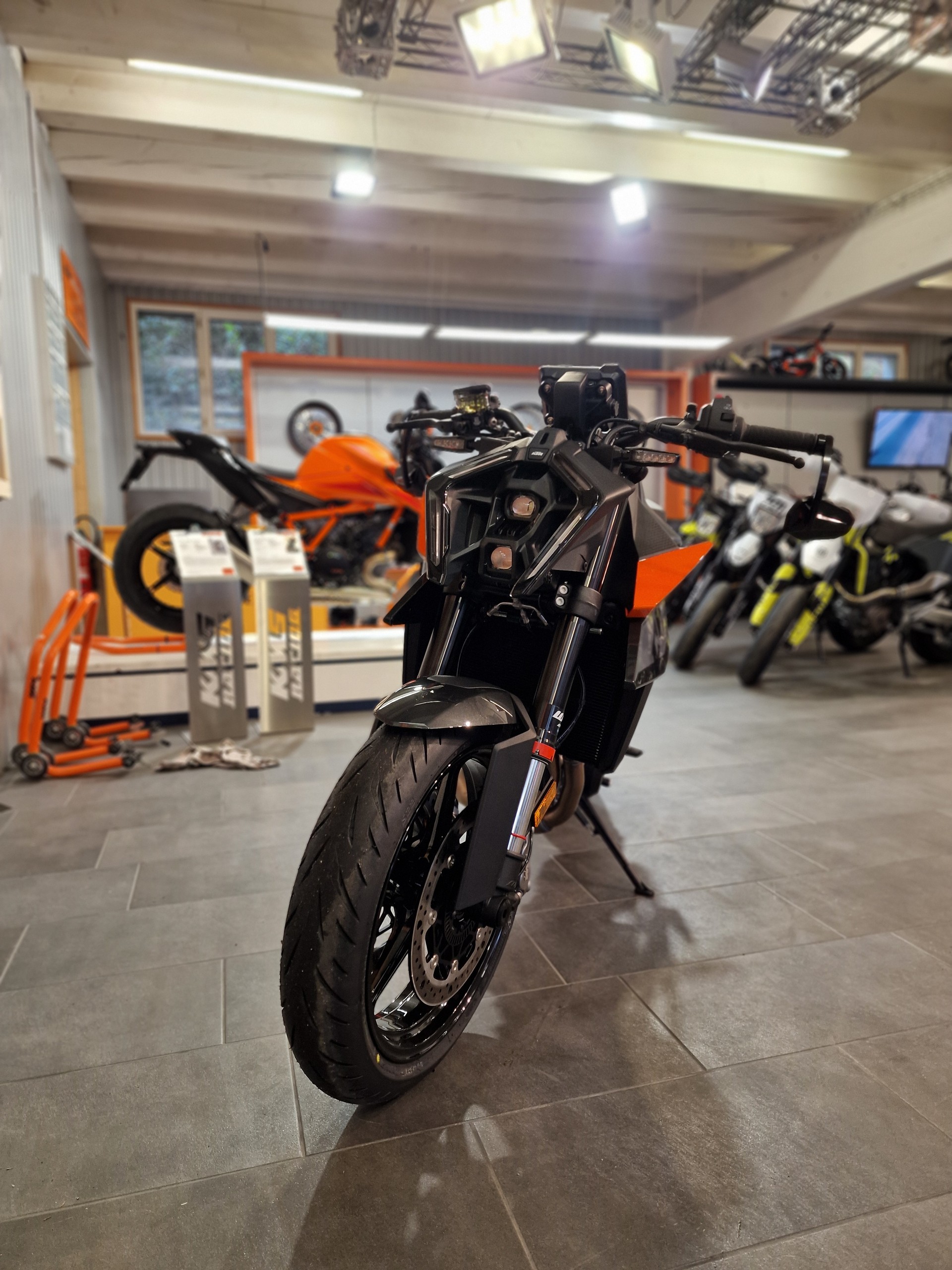 KTM 990 Duke-showroom-element-2