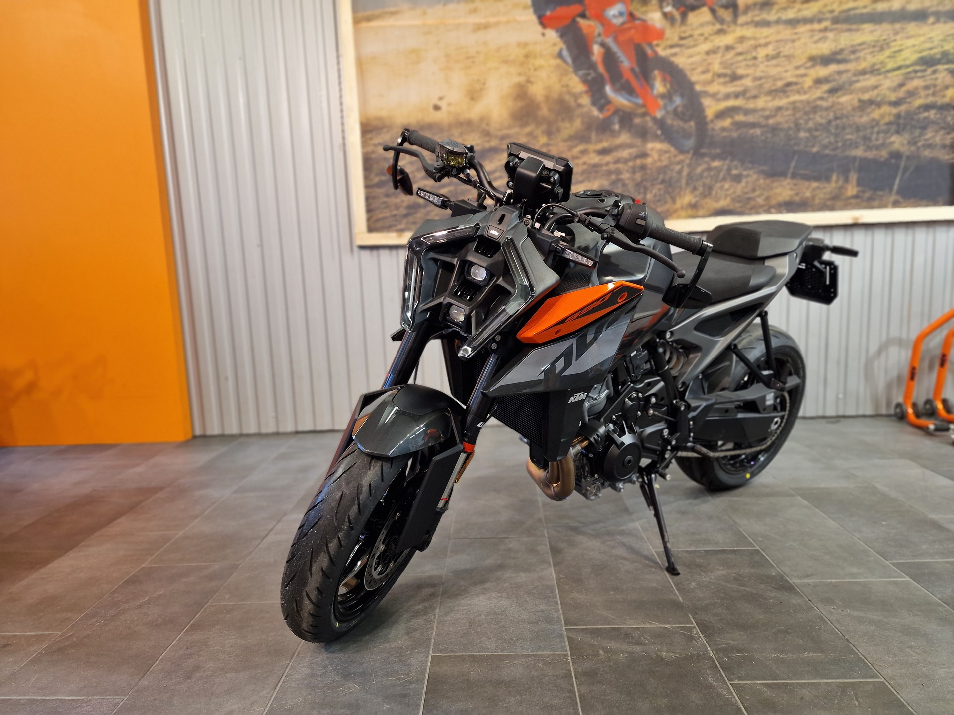 KTM 990 Duke-showroom-element-1
