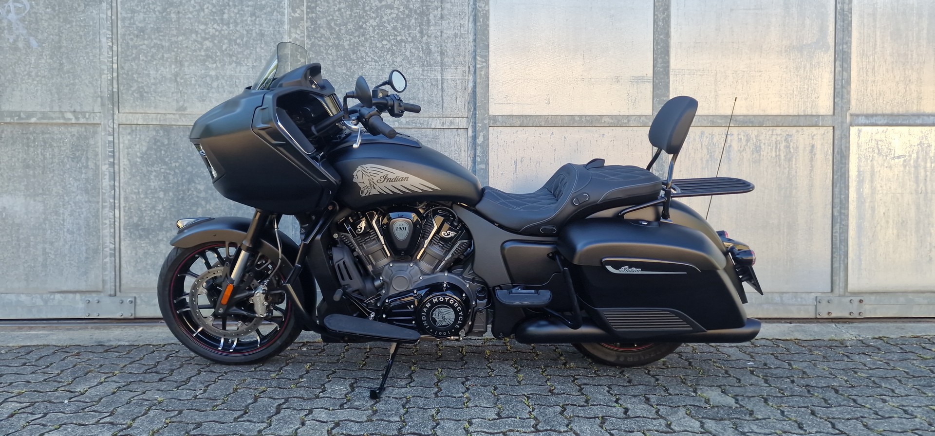 INDIAN Challenger Dark Horse-showroom-element-1