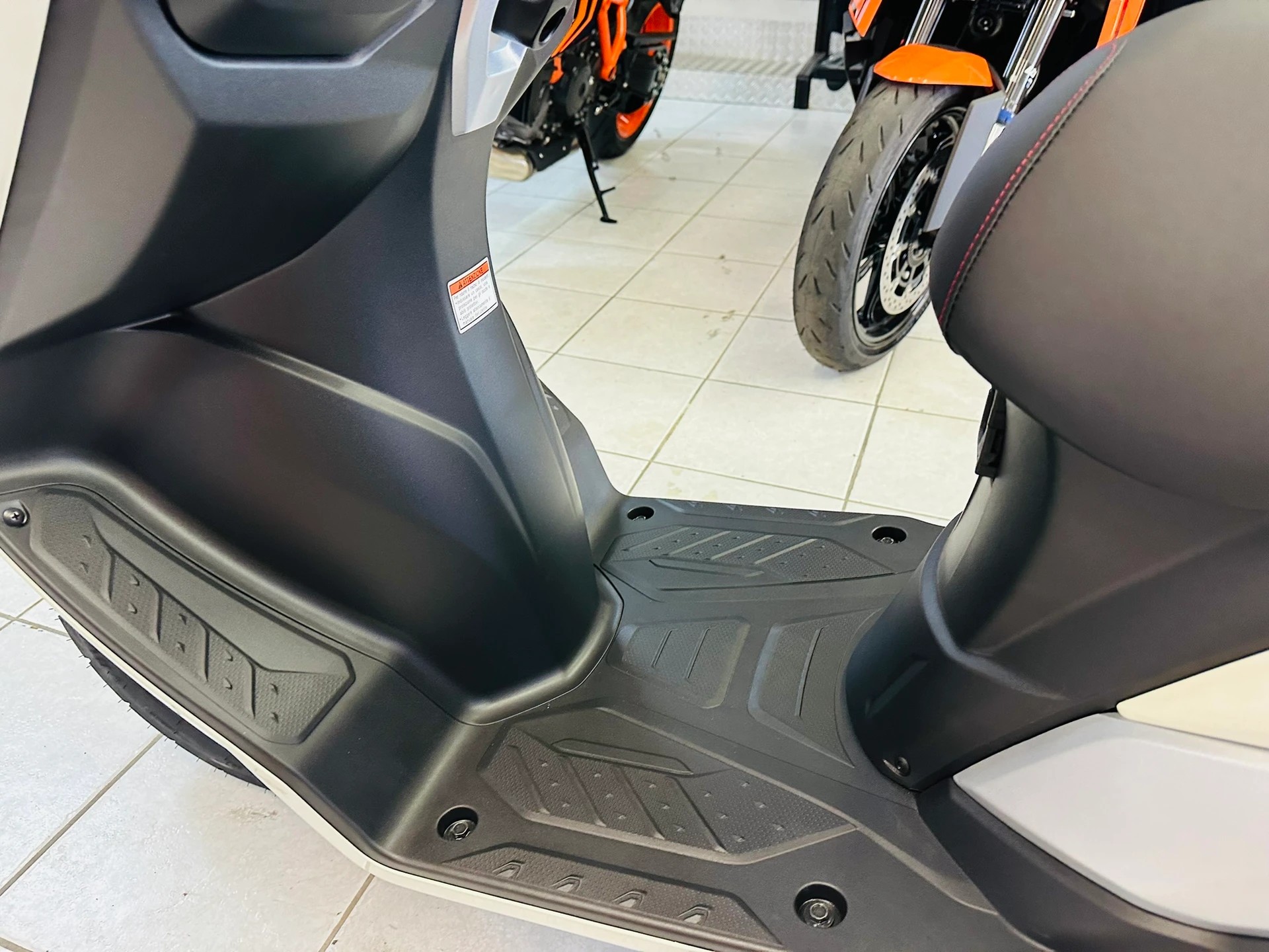 SUZUKI BURGMAN  125 UB-showroom-element-1