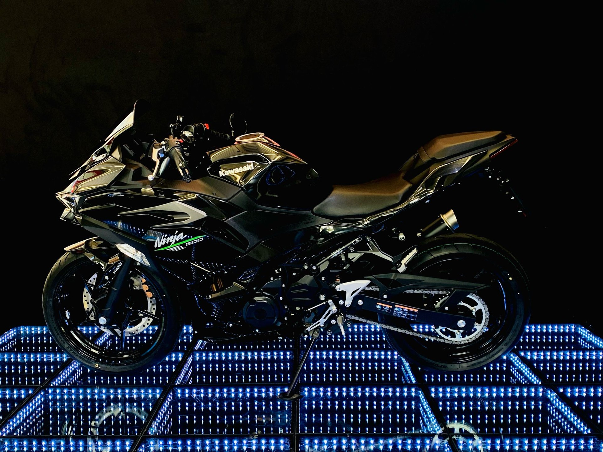 KAWASAKI Ninja 500 all black-showroom-element-3