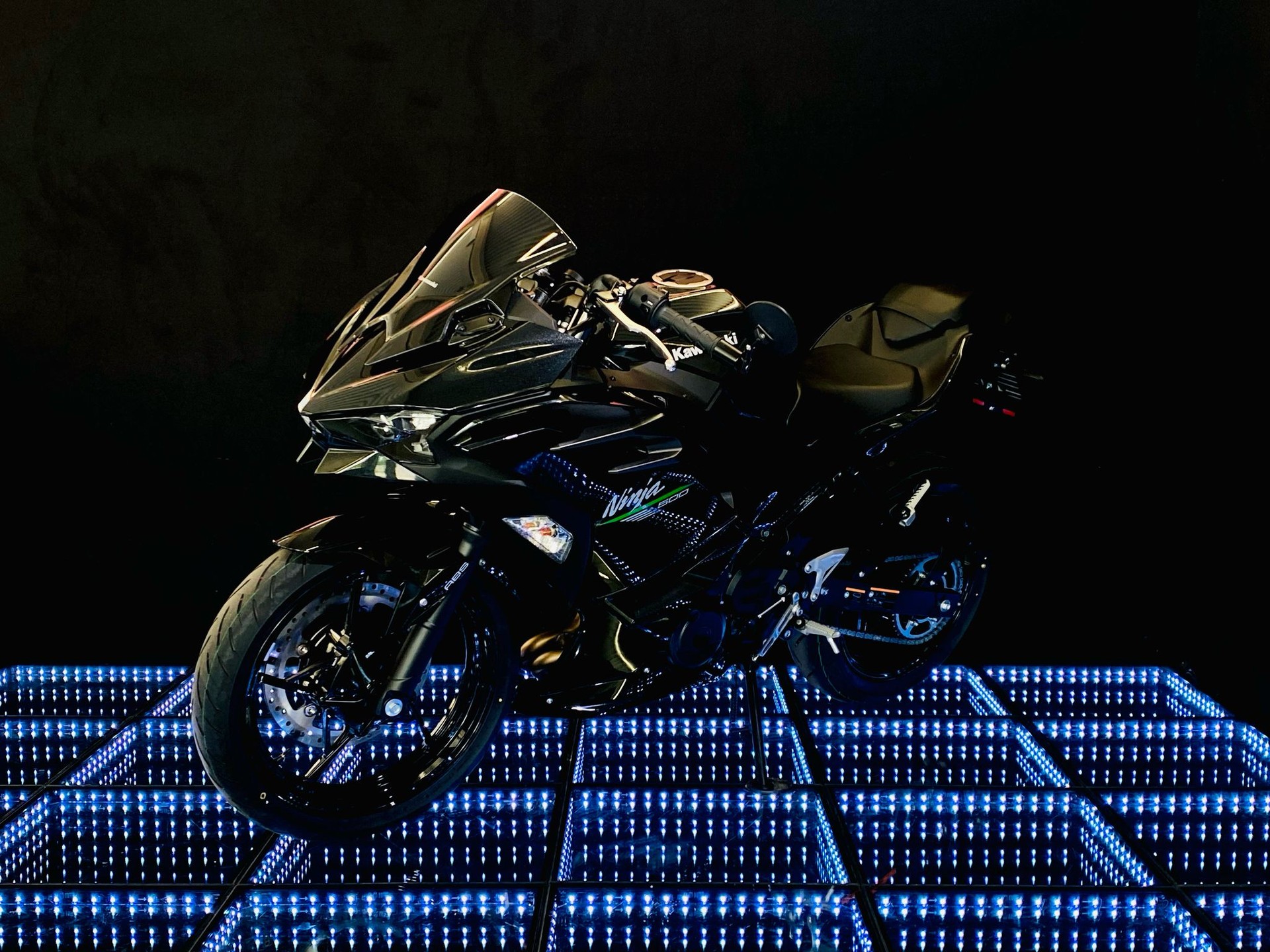 KAWASAKI Ninja 500 all black-showroom-element-1