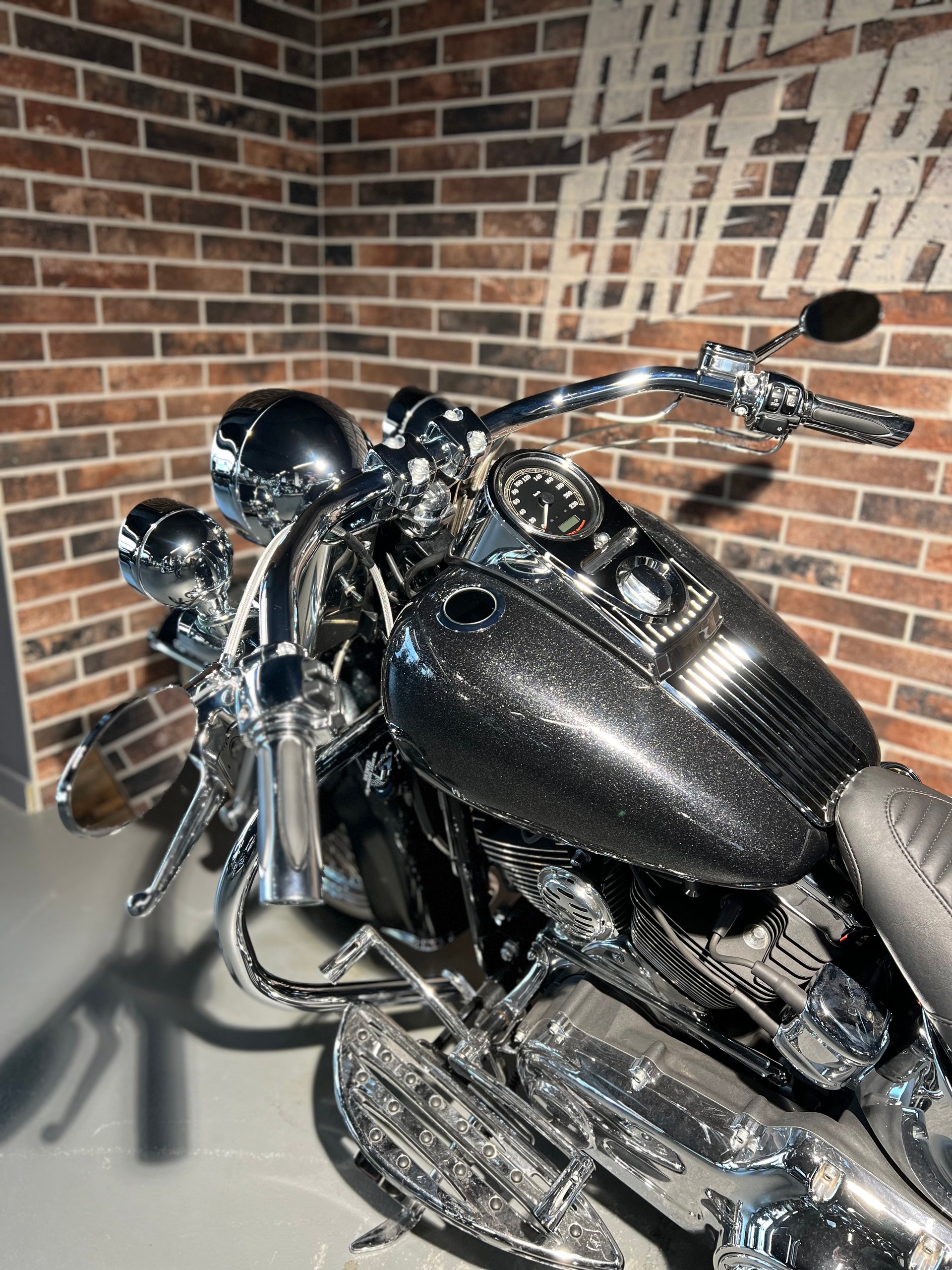 HARLEY-DAVIDSON FLSTN Softail Deluxe ABS-showroom-element-3