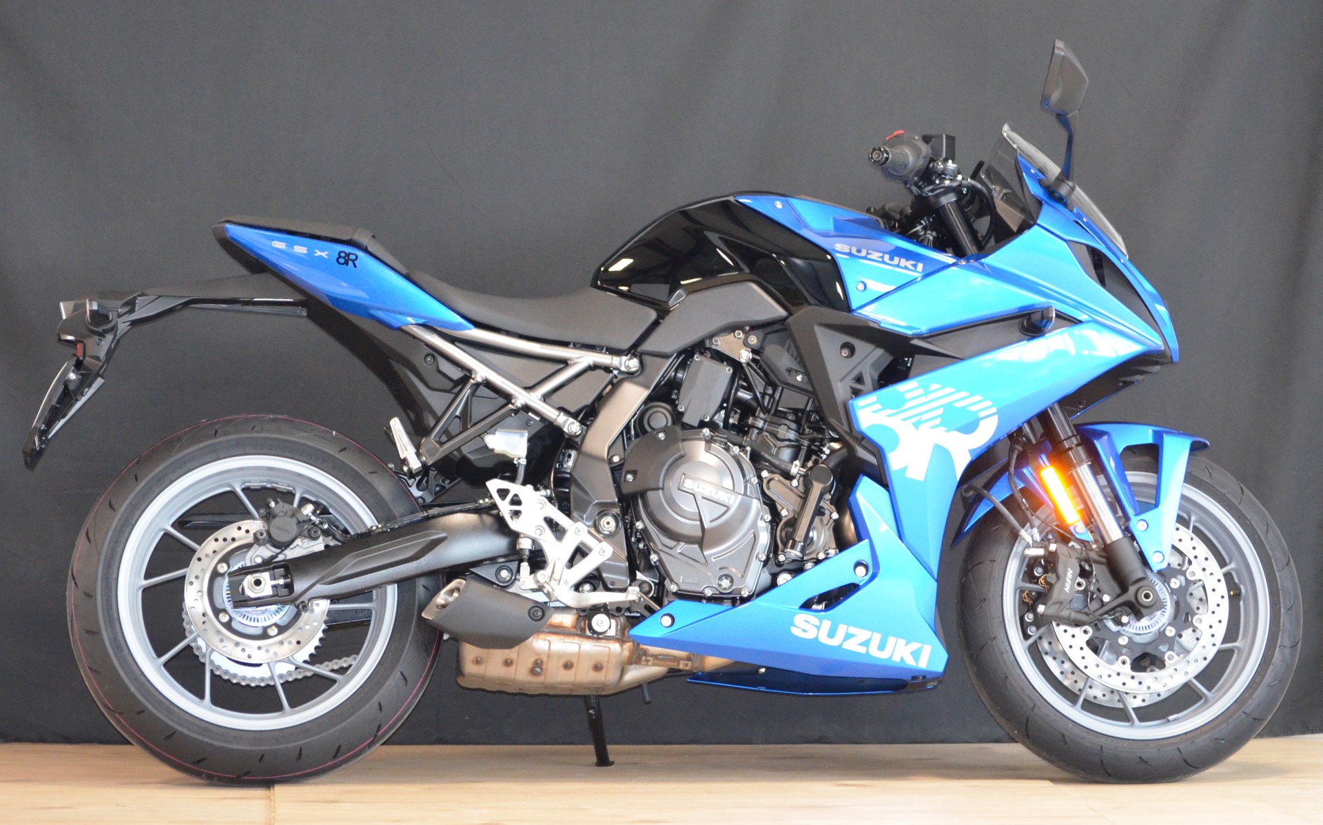 SUZUKI GSX-8R-showroom-element-2