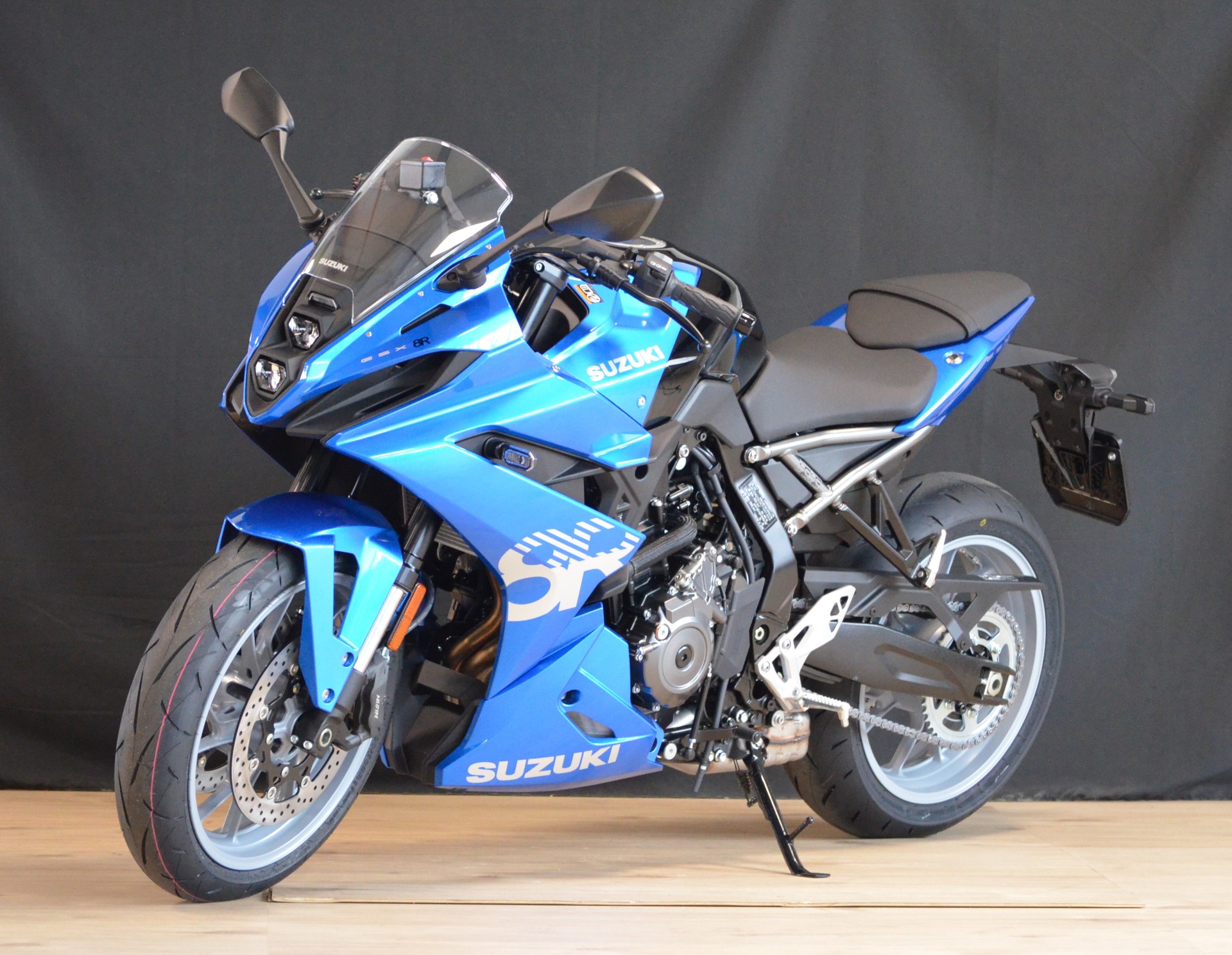 SUZUKI GSX-8R-showroom-element-1