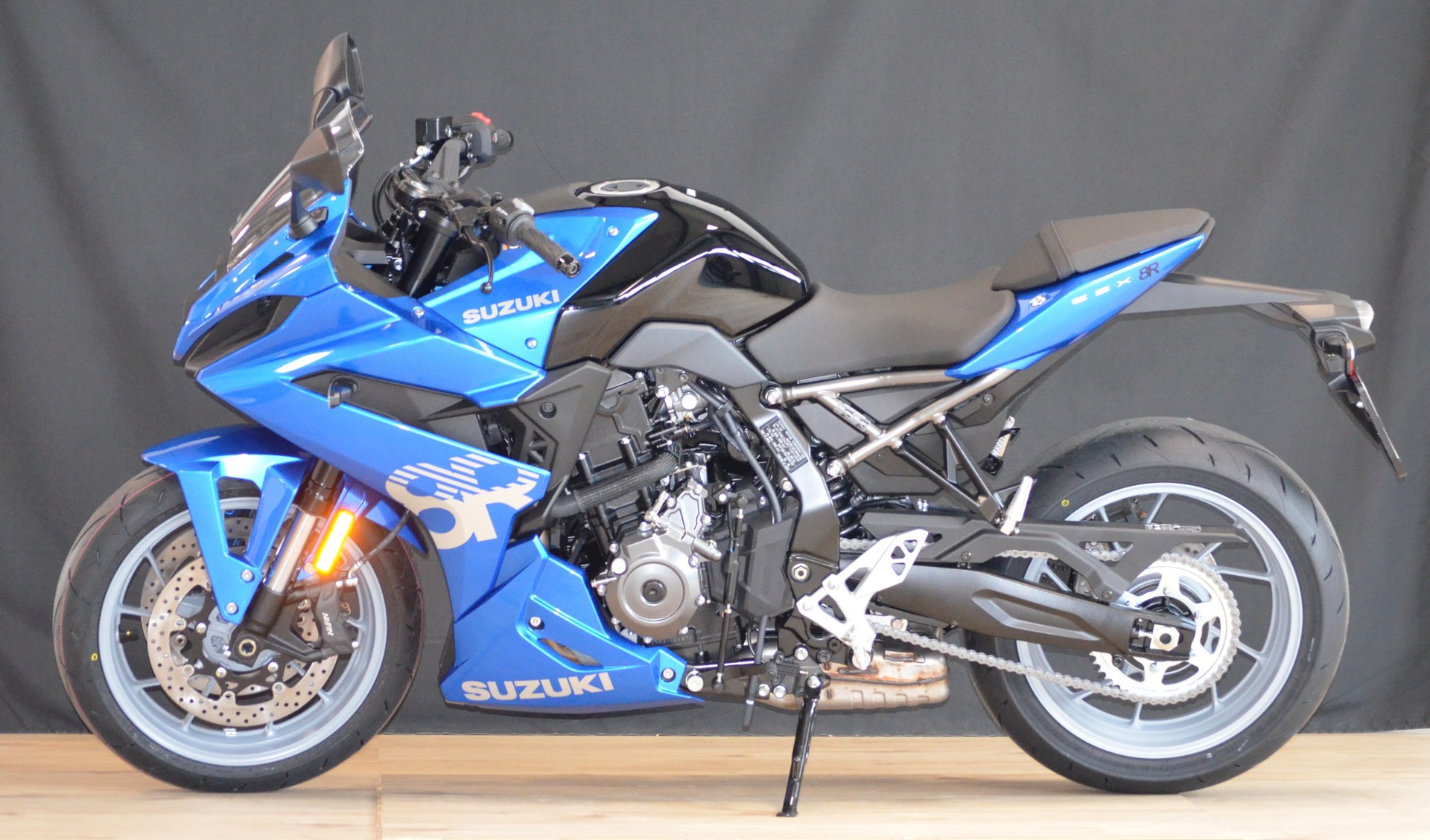 SUZUKI GSX-8R-showroom-element-3