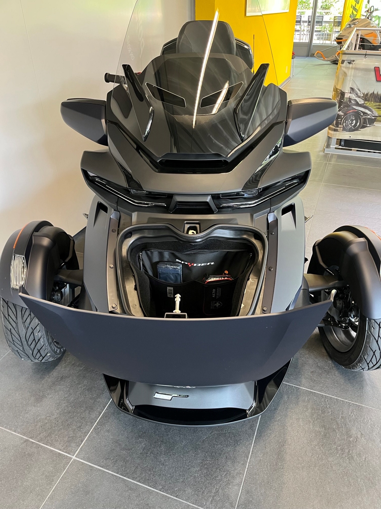 CAN-AM Spyder RT-LTD Sea Sky Edition SE6-showroom-element-3