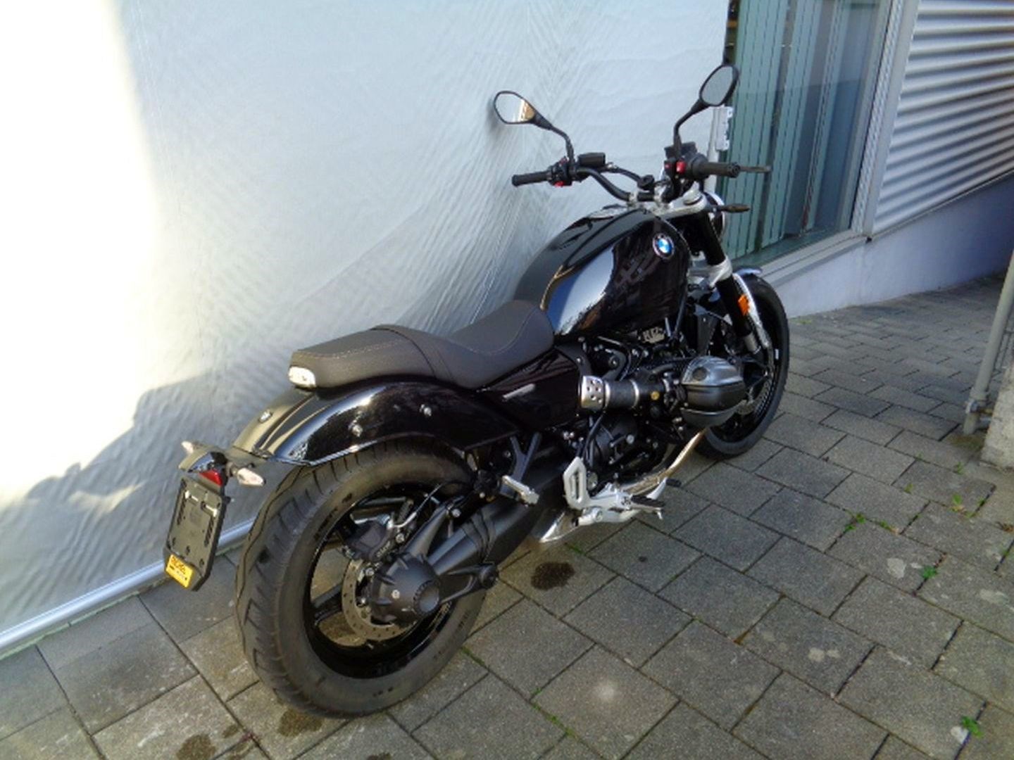 BMW R12-showroom-element-1