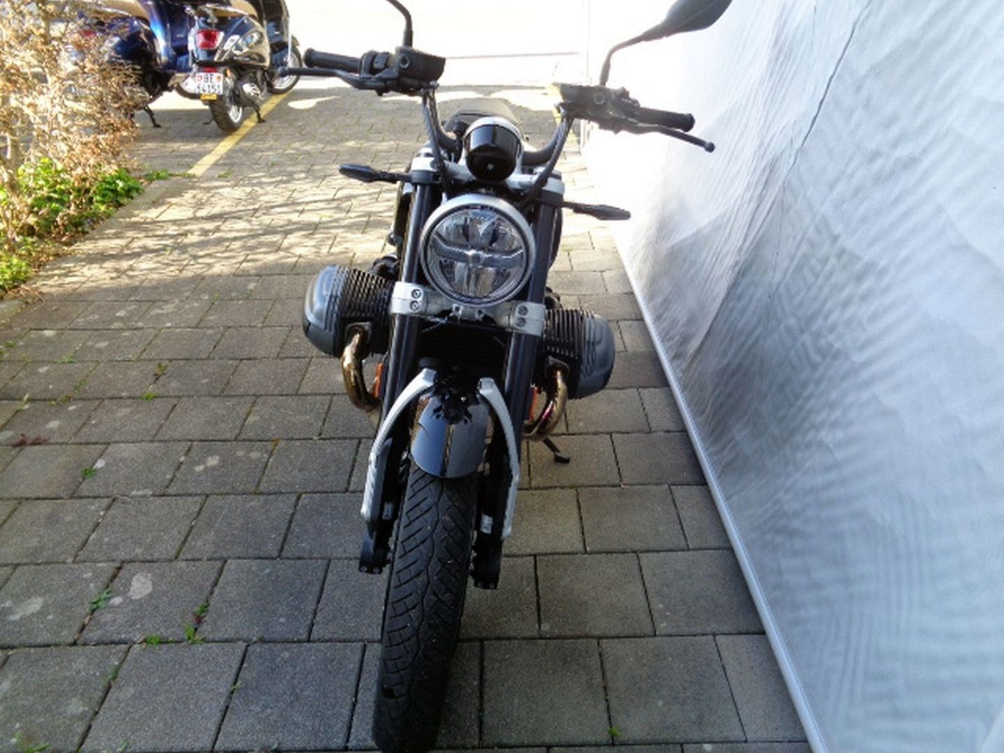 BMW R12-showroom-element-3