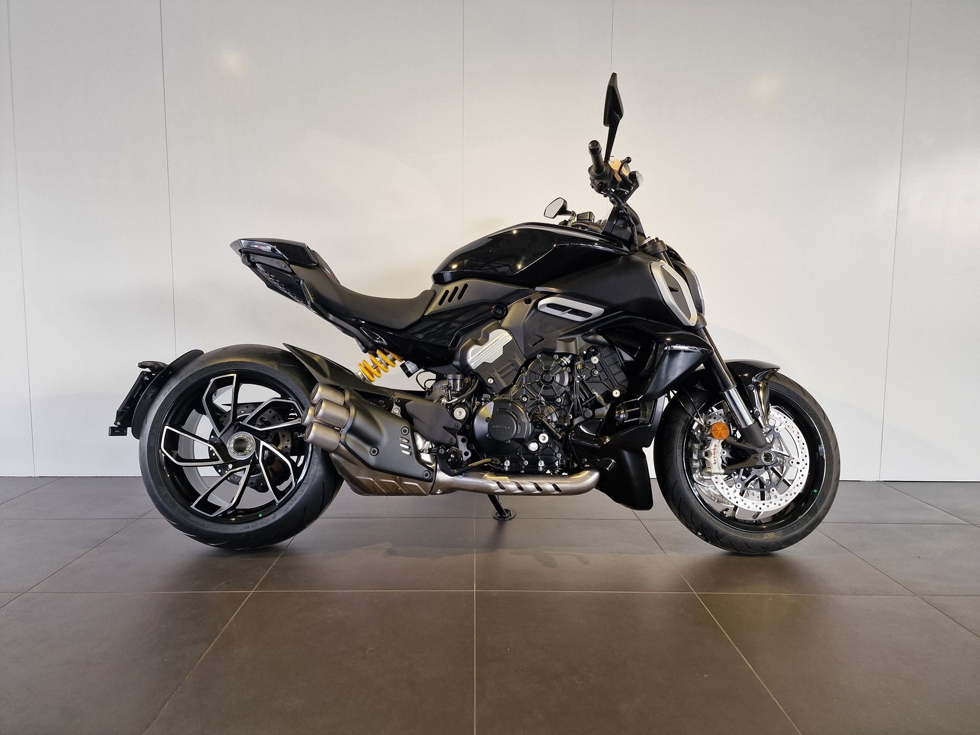 DUCATI Diavel V4-image-1