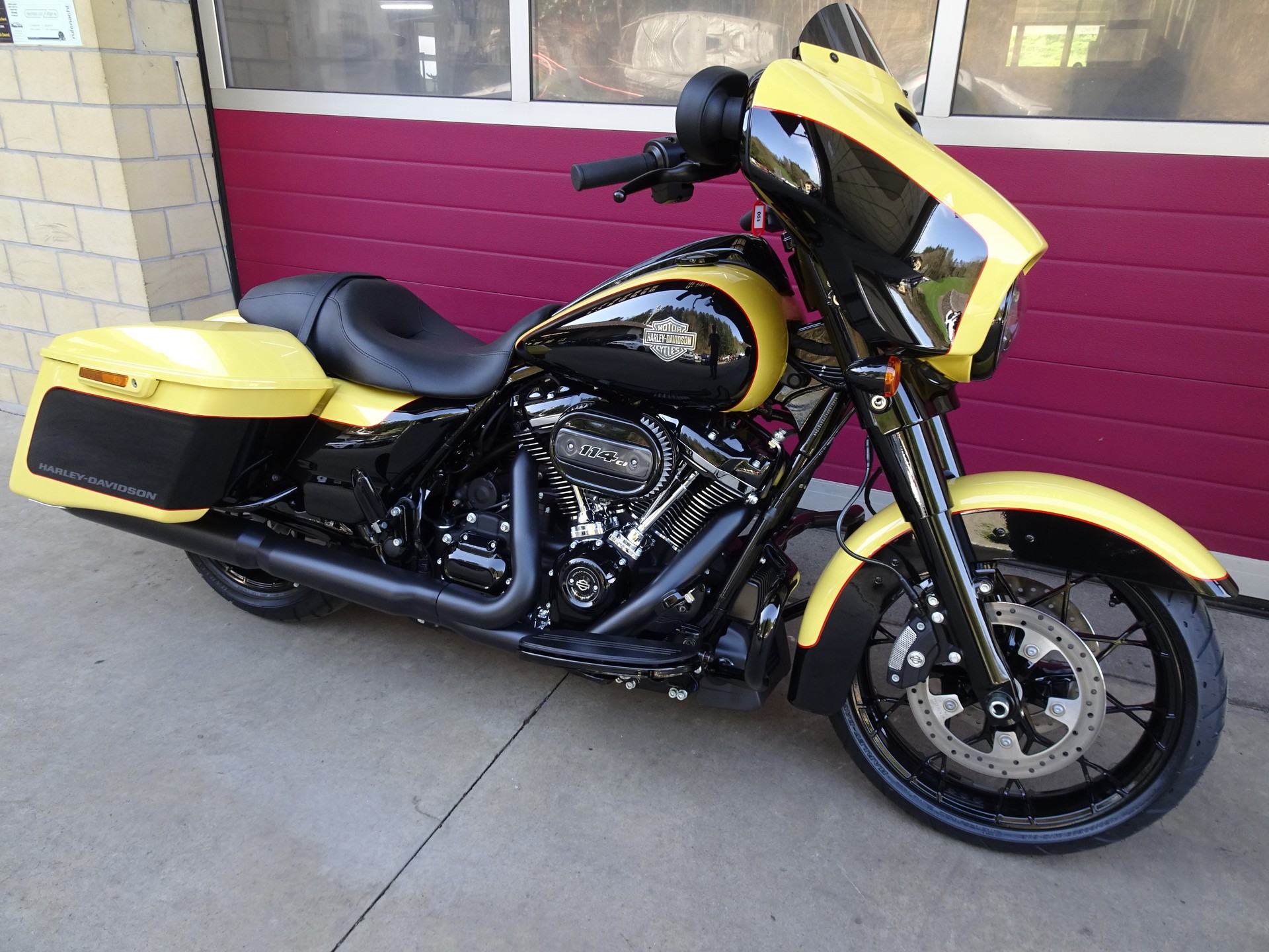 HARLEY-DAVIDSON FLHXS Street Glide Special Black Finish 114-showroom-element-2