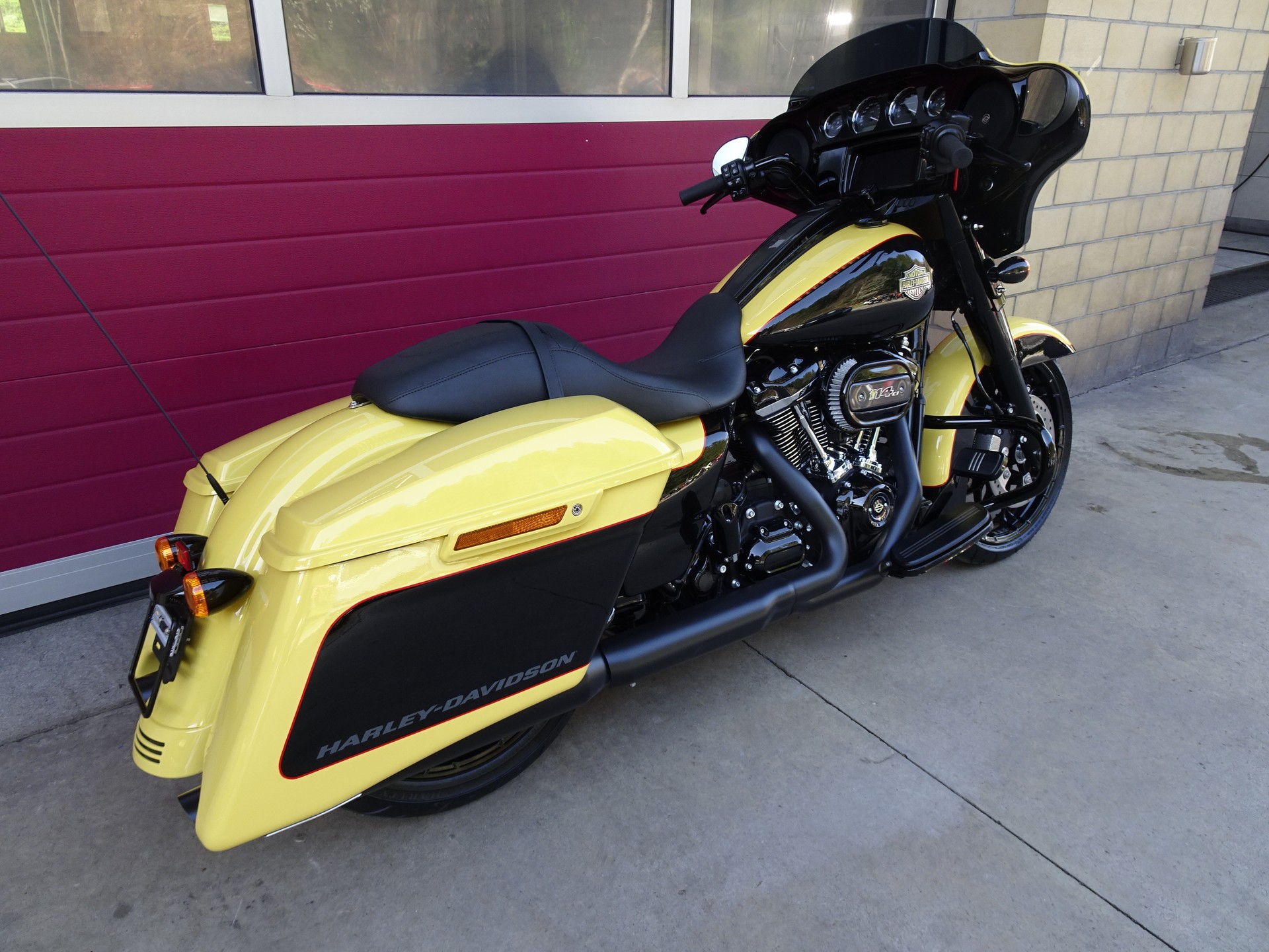 HARLEY-DAVIDSON FLHXS Street Glide Special Black Finish 114-showroom-element-3