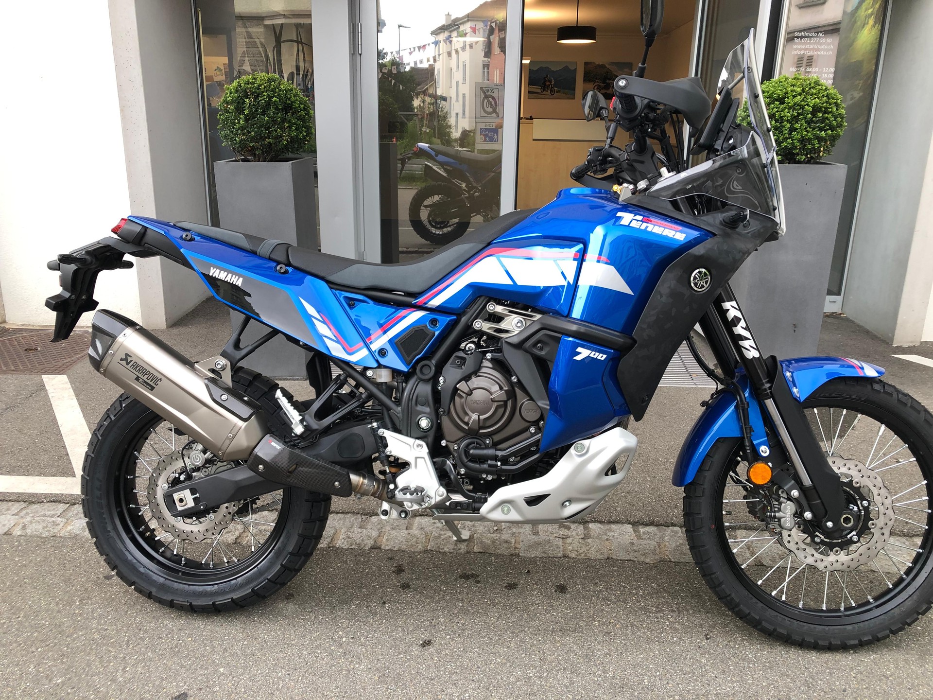YAMAHA World Rally - Akrapovic-showroom-element-1