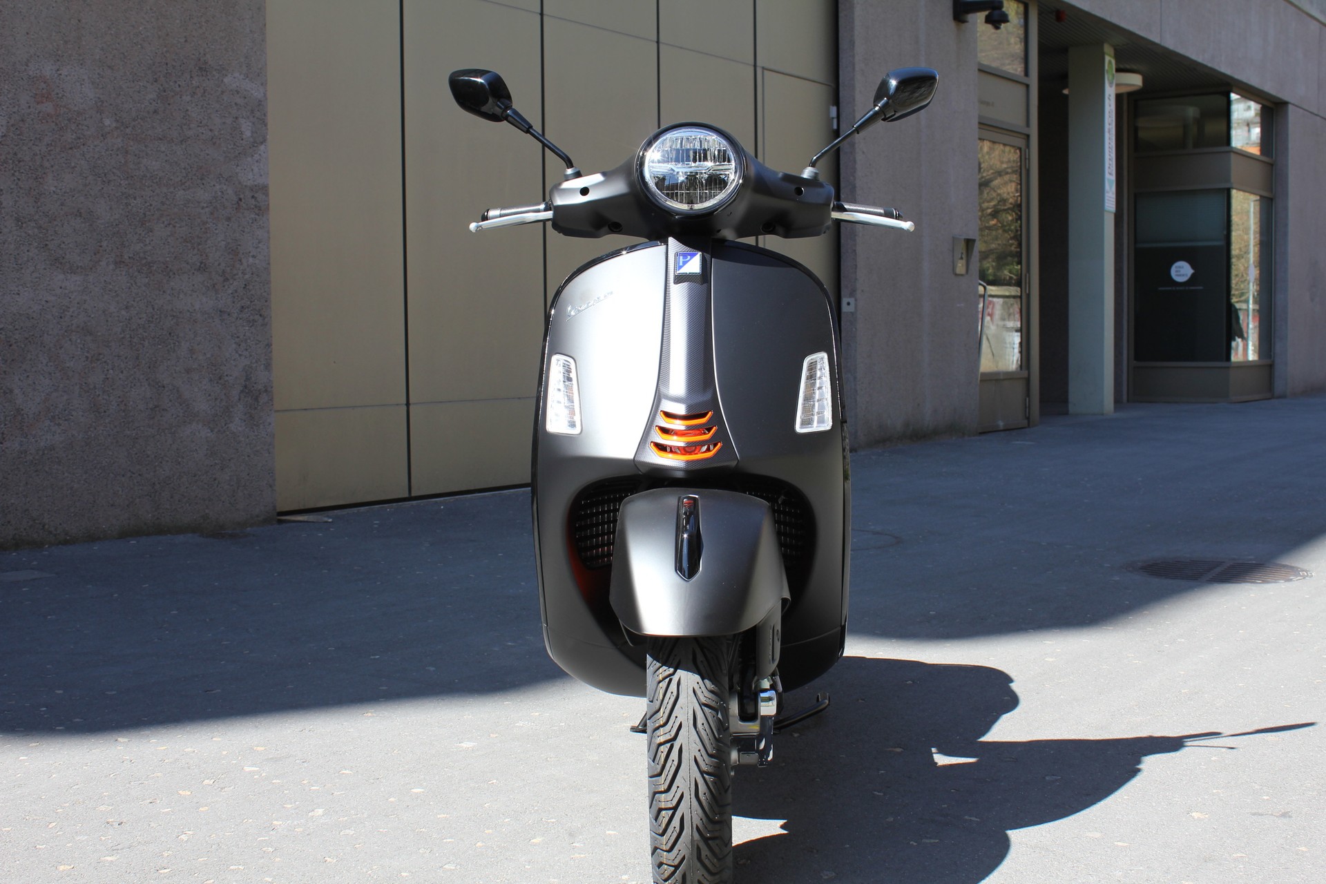 PIAGGIO Vespa GTS-showroom-element-2