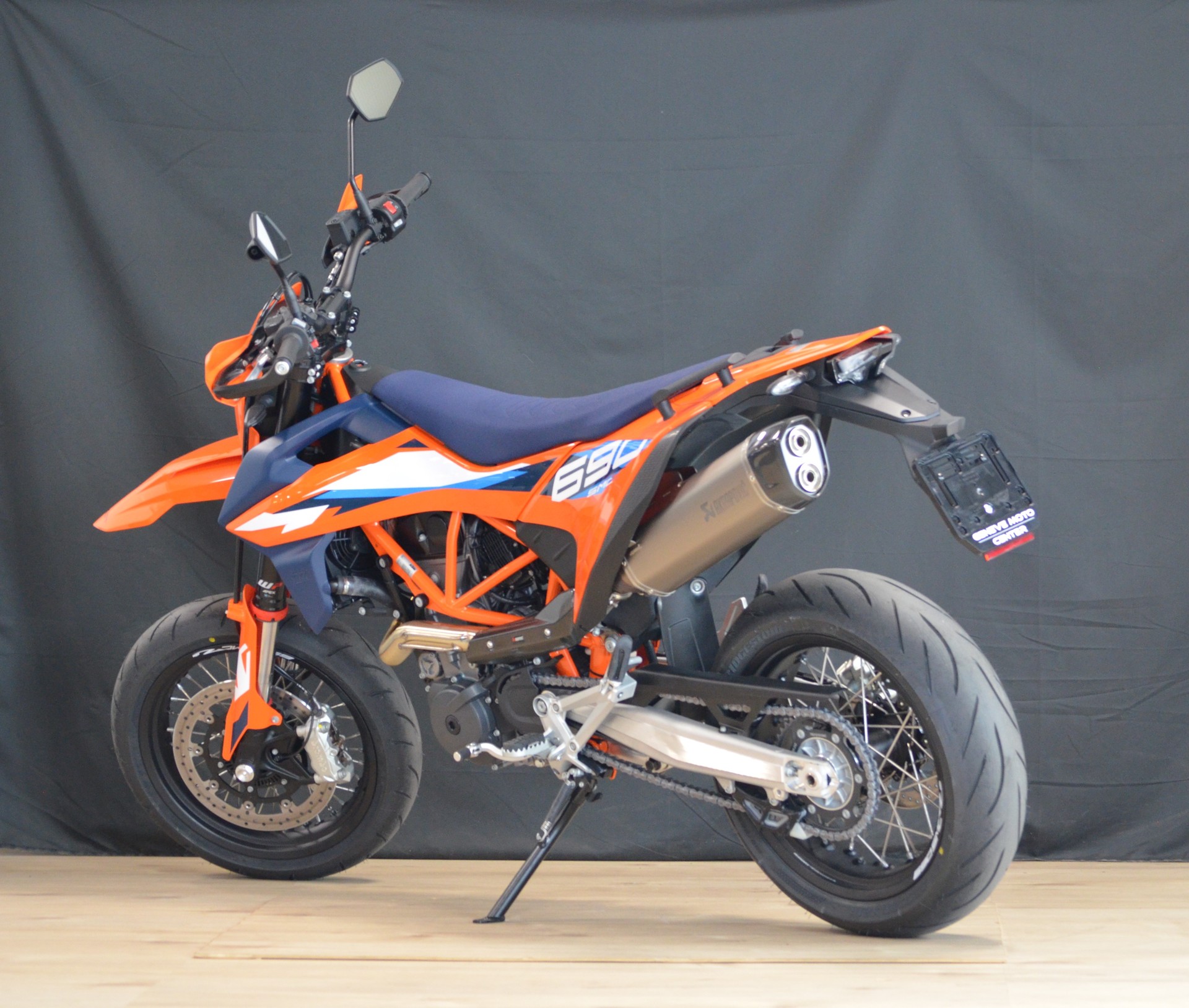 KTM 690 SMC R-showroom-element-3