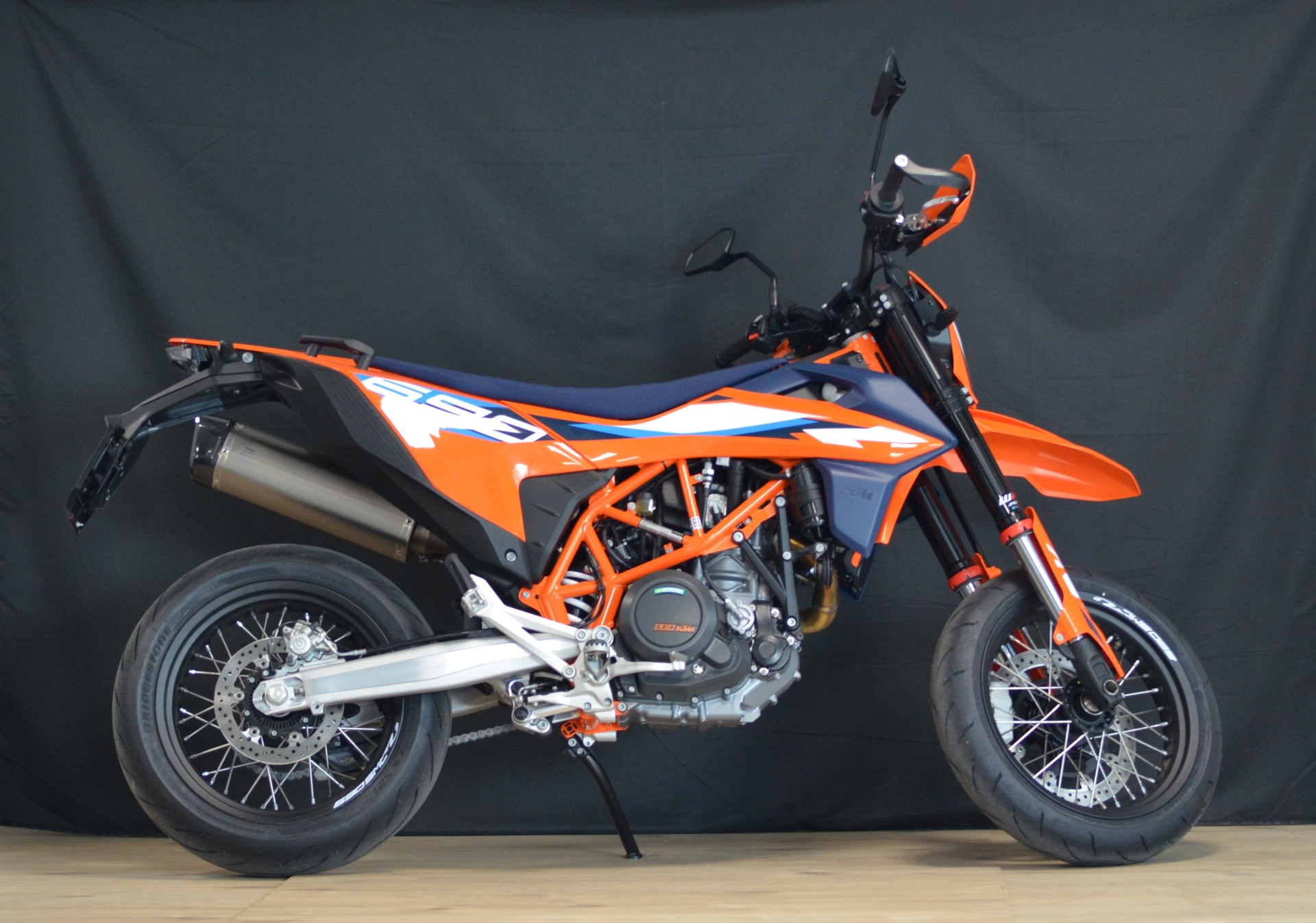 KTM 690 SMC R-showroom-element-2
