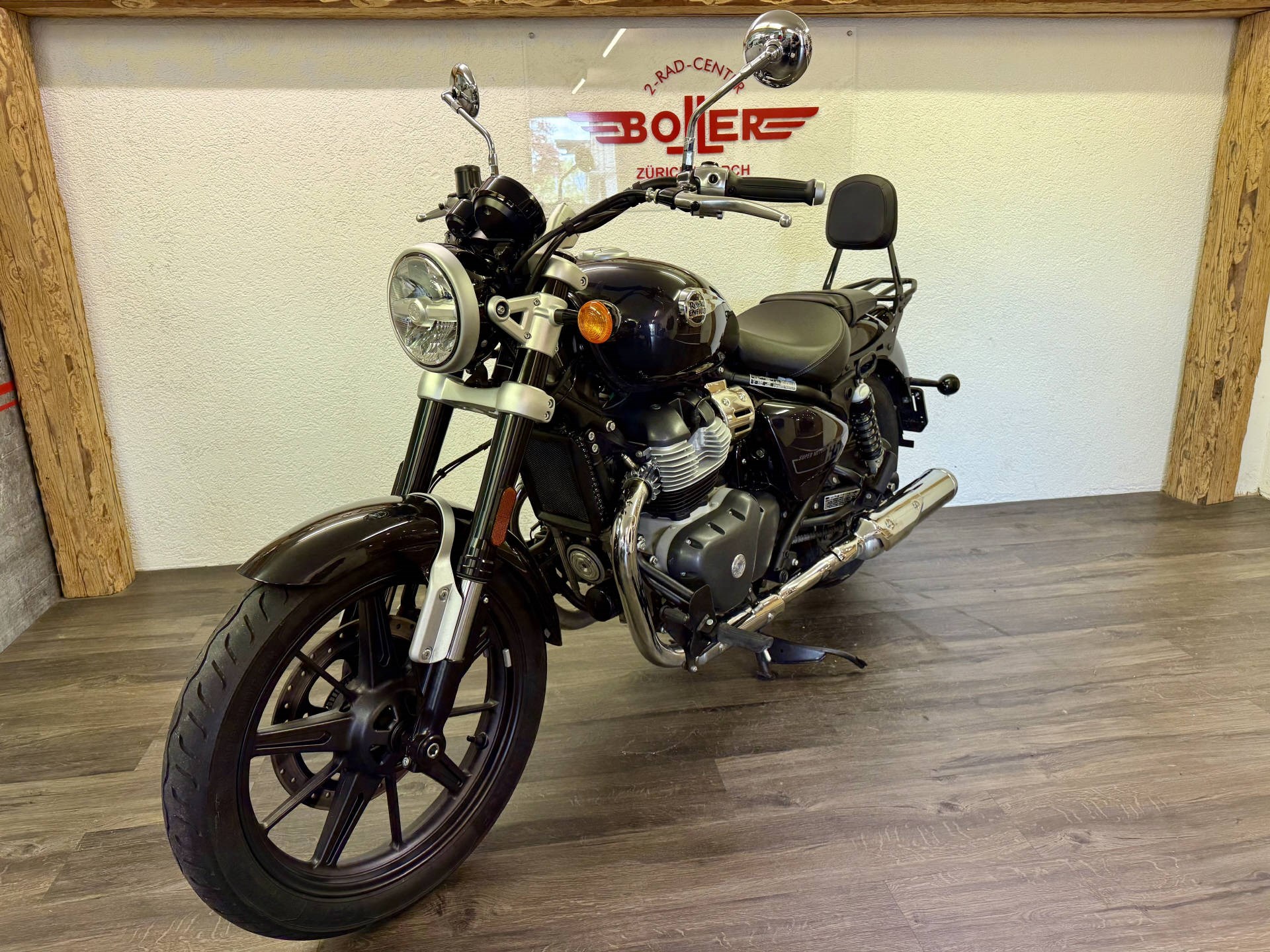 ROYAL ENFIELD Super Meteor 650 ABS-showroom-element-1