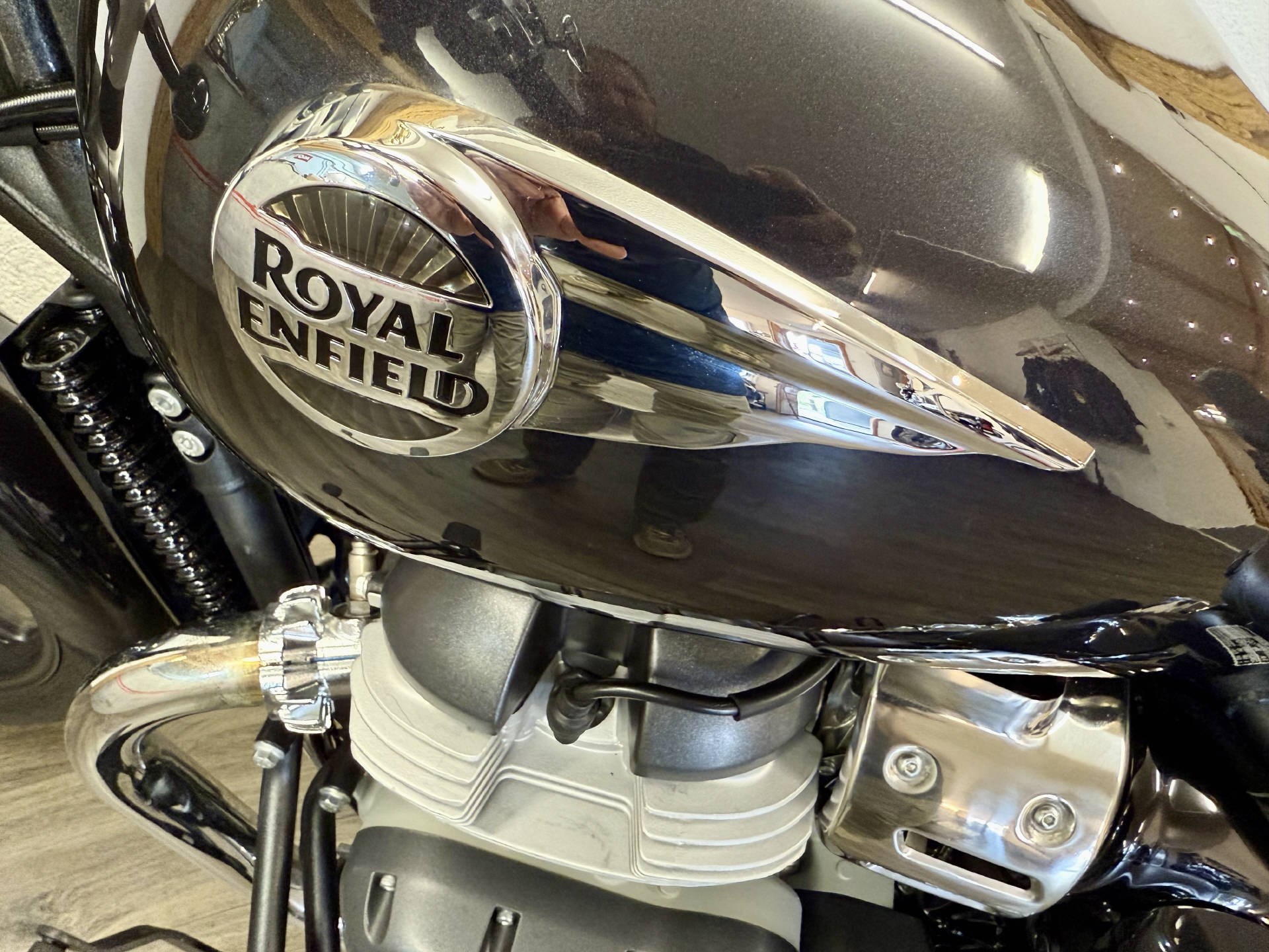 ROYAL ENFIELD Super Meteor 650 ABS-showroom-element-3