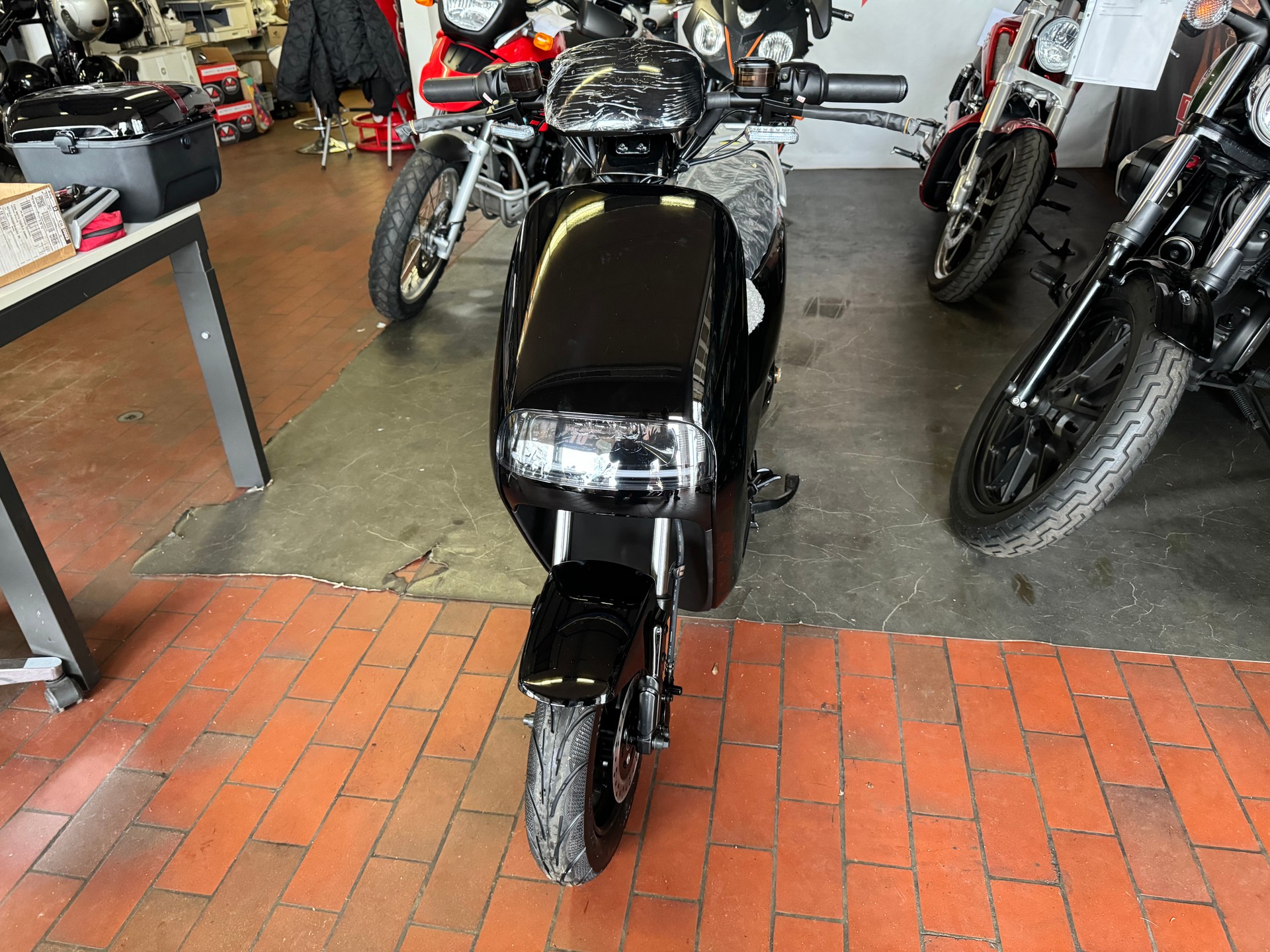 ECCITY City Go Rs-showroom-element-1