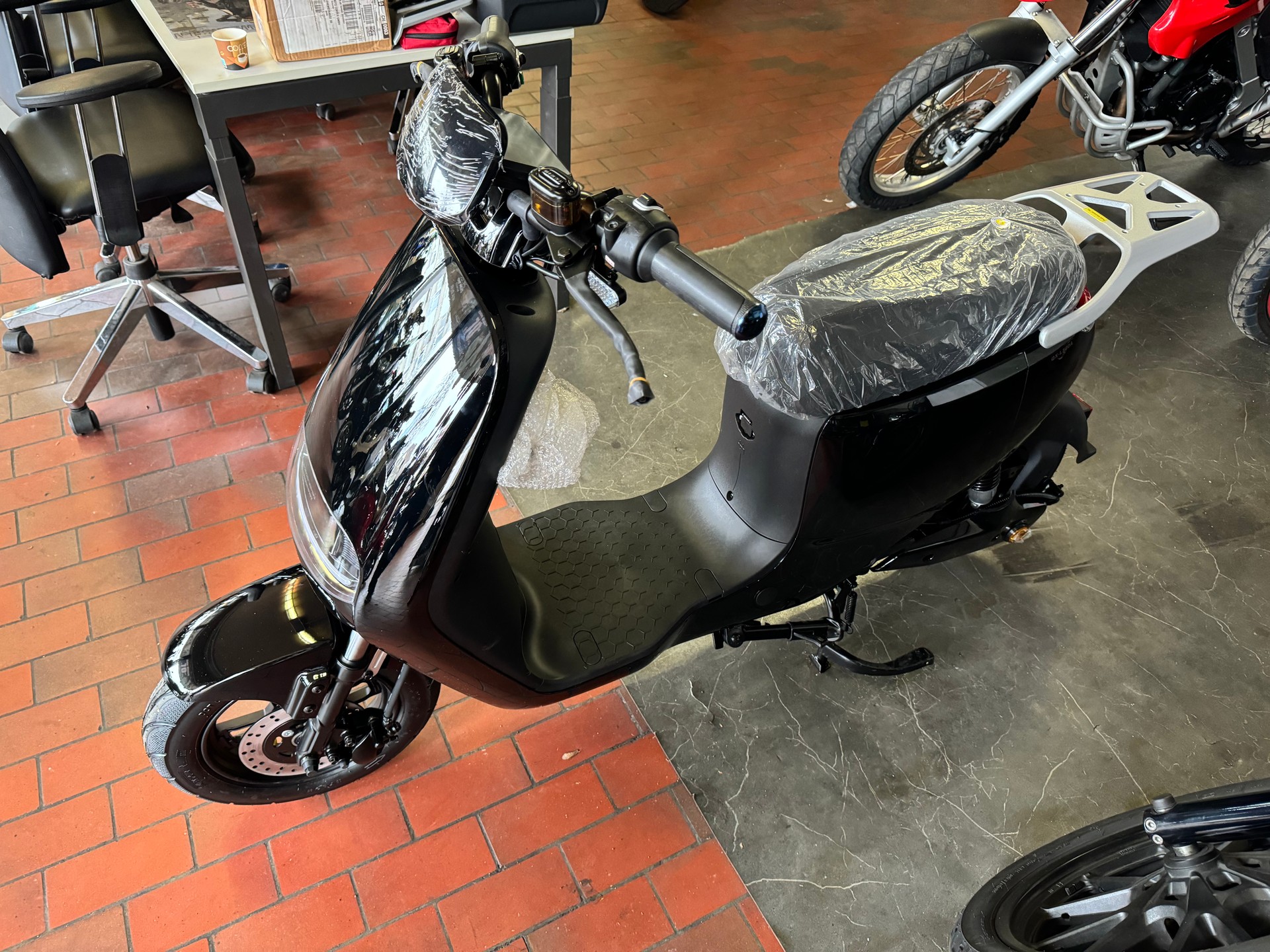 ECCITY City Go Rs-showroom-element-2