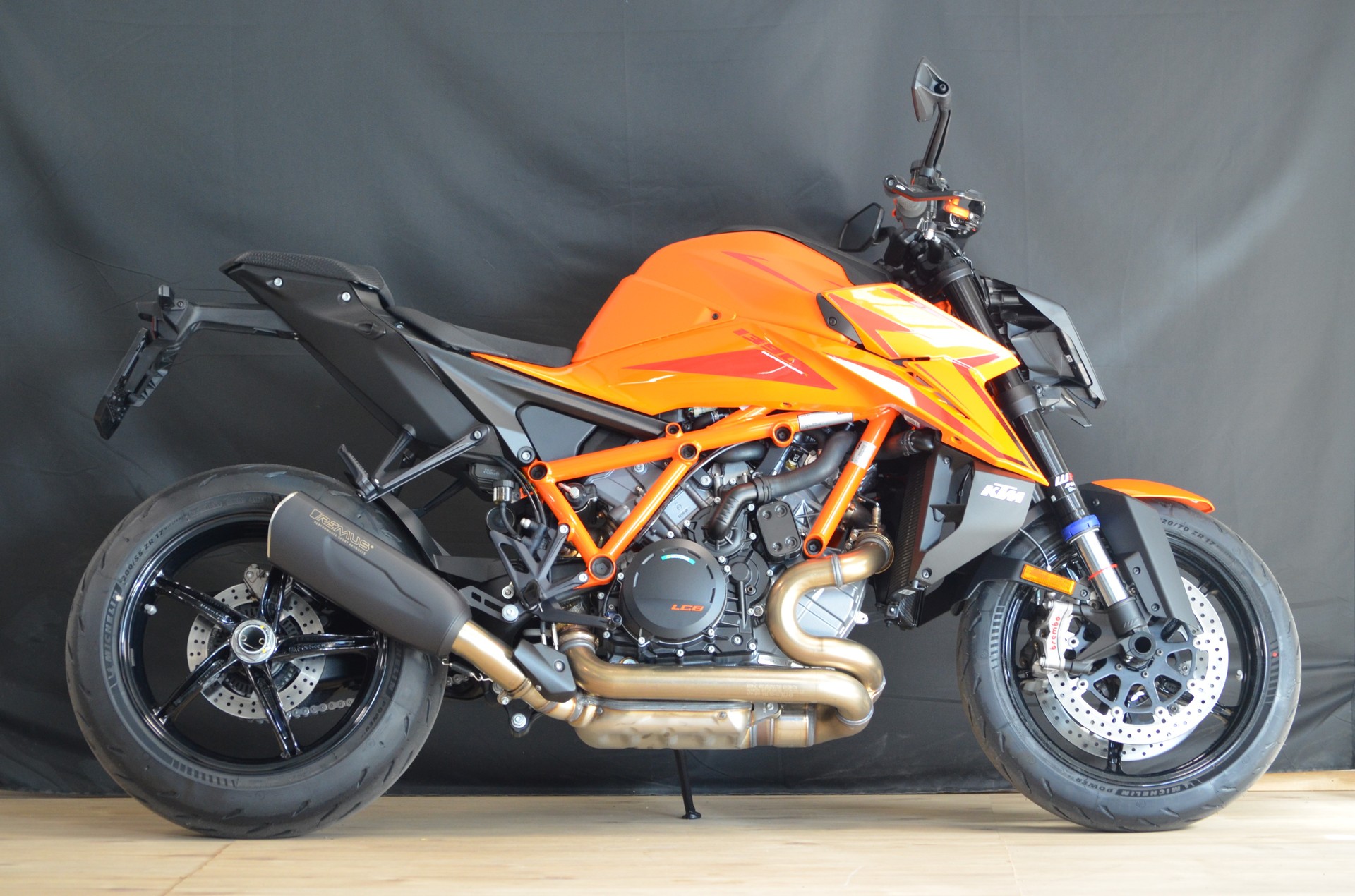 KTM 1390 Super Duke R EVO 2025-showroom-element-2