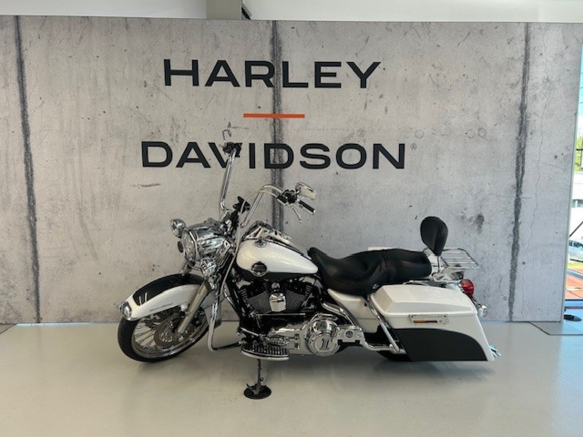 HARLEY-DAVIDSON FLHRC 1584 Road King Classic-image-3