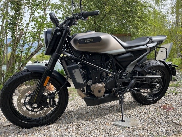 HUSQVARNA Svartpilen 701