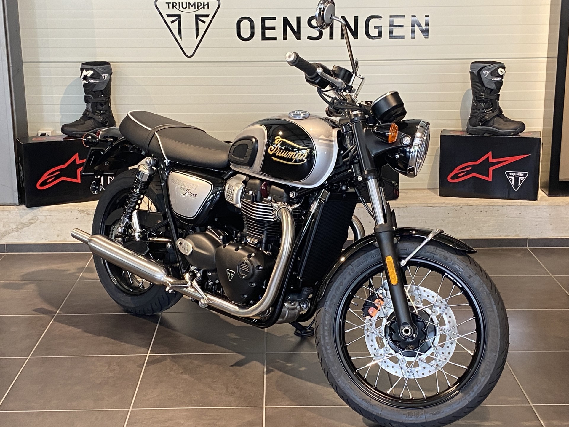 TRIUMPH Bonneville T100-showroom-element-2