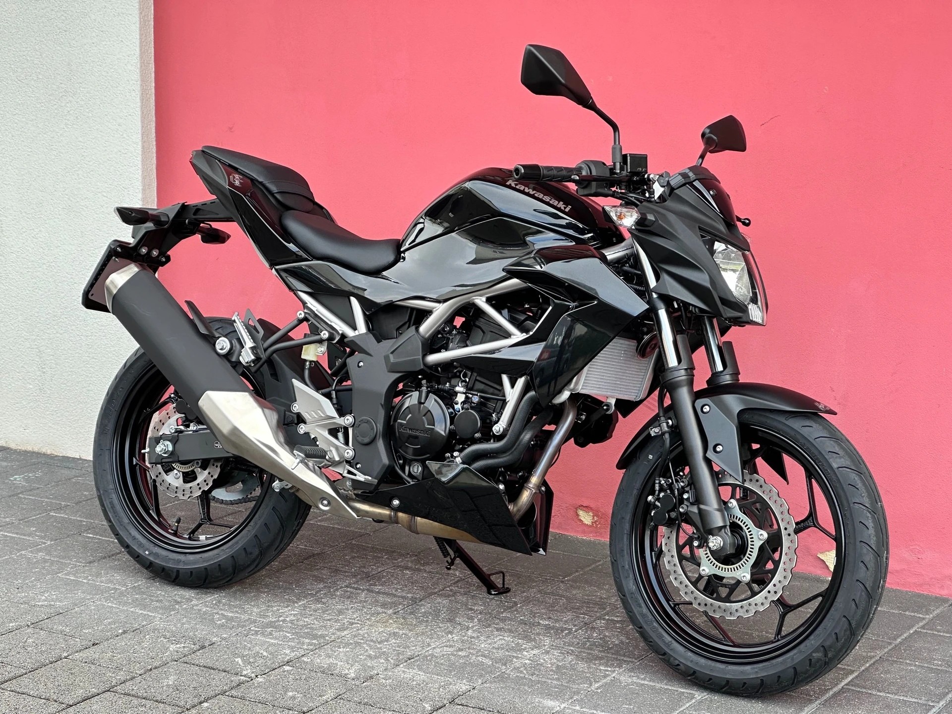 KAWASAKI Z 125 ''BLACK EDITION''-showroom-element-2