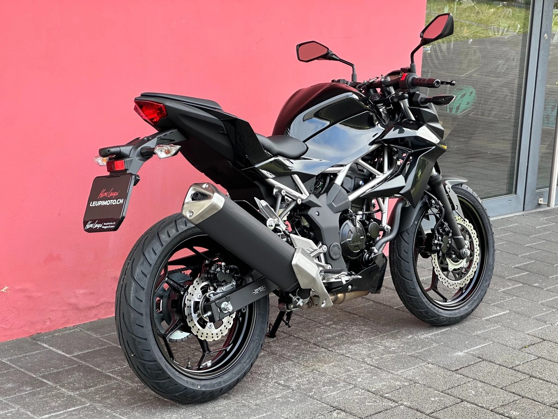 KAWASAKI Z 125 ''BLACK EDITION''-showroom-element-3