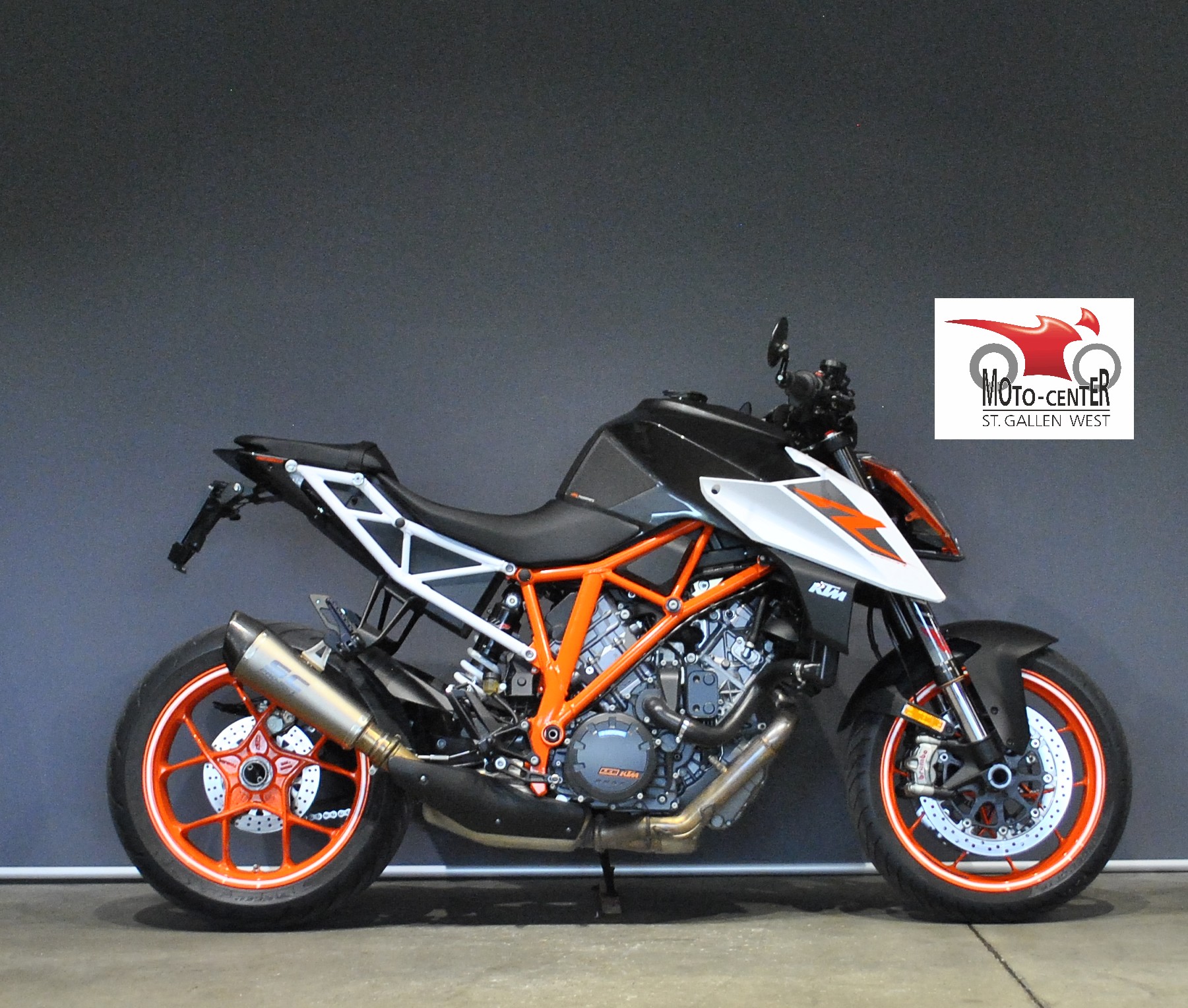 KTM 1290 Super Duke R-showroom-element-1
