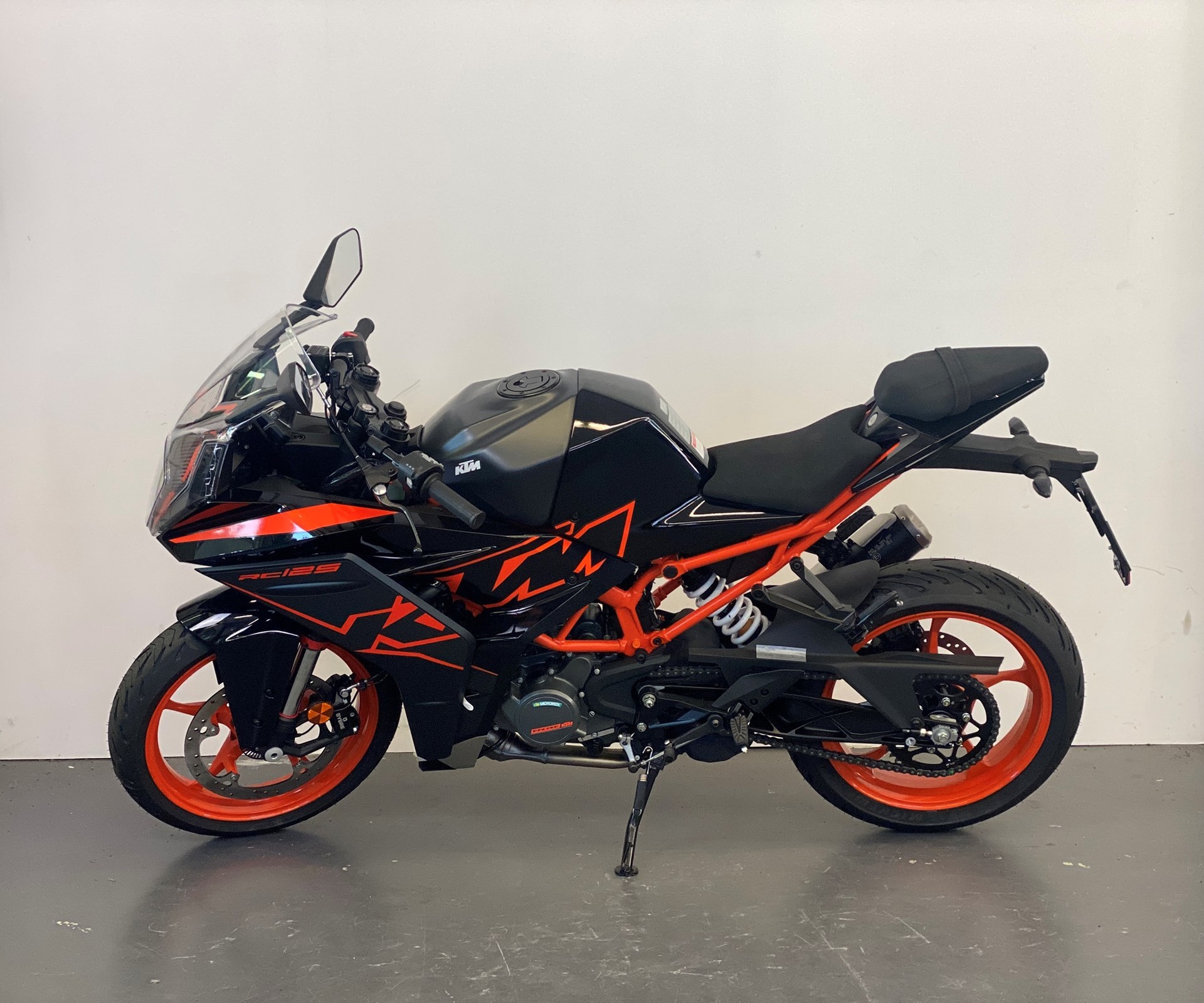KTM RC 125-showroom-element-1