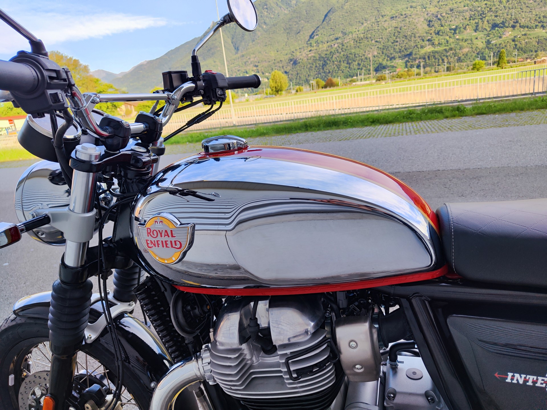 ROYAL ENFIELD Interceptor 650  Custom-showroom-element-2