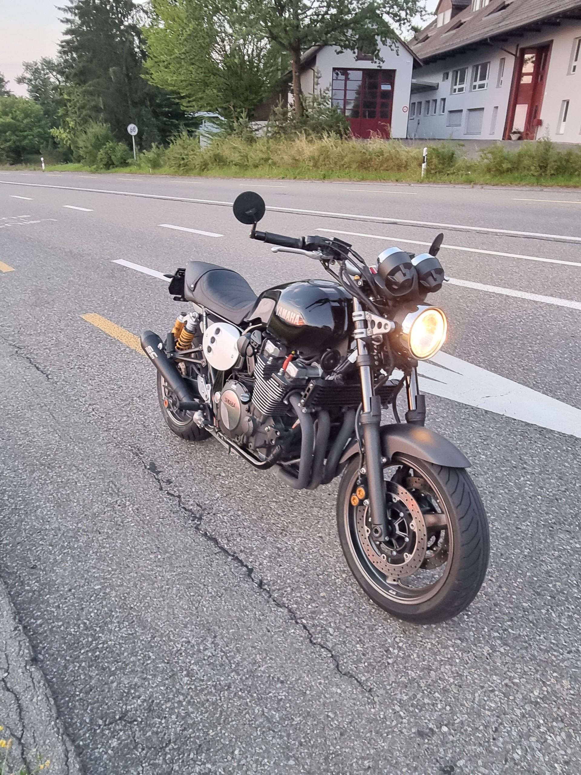YAMAHA XJR 1300-image-1